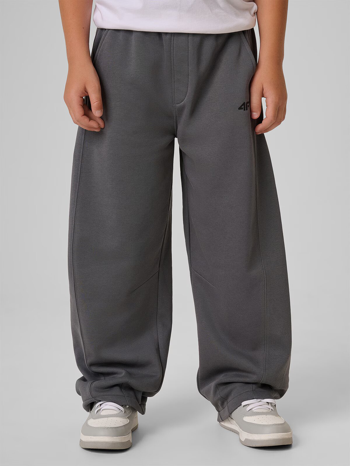 4F Pantaloni de trening cu crac larg pentru băieți - negri 134/140 (8-10 ani)