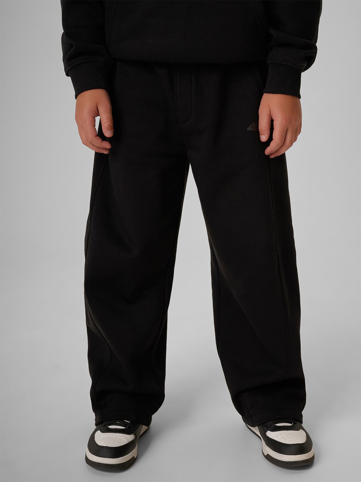 4F Pantaloni de trening cu crac larg pentru băieți - negri 122/128 (6-8 ani)