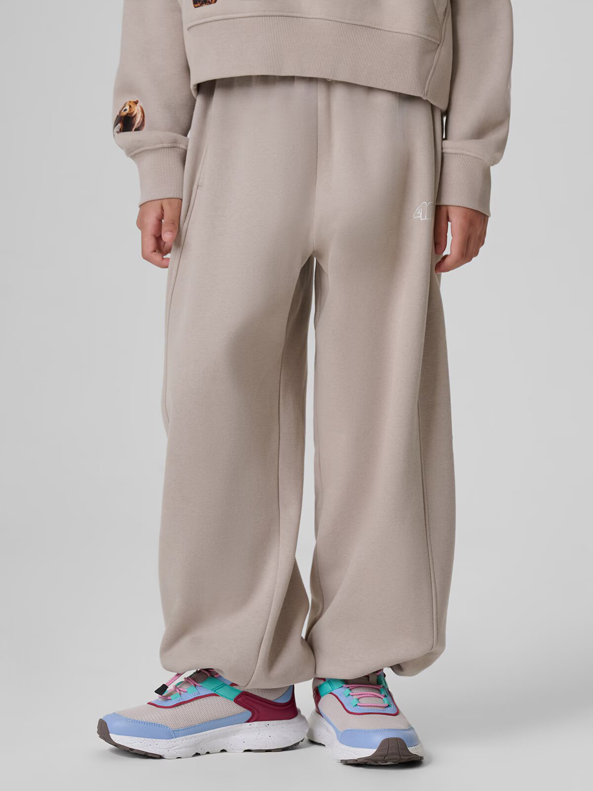 4F Pantaloni de trening cu crac larg pentru fată - 134/140 (8-10 ani)