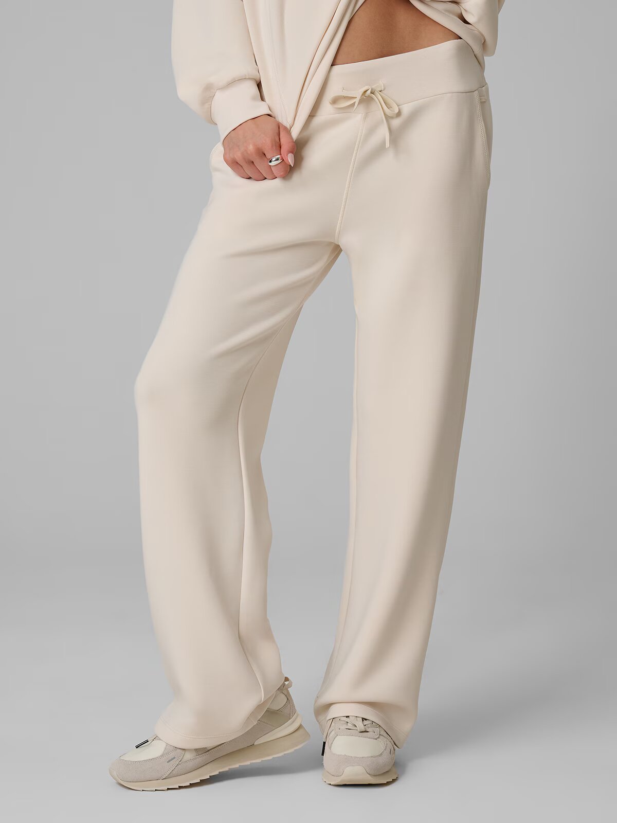 4F Pantaloni de trening cu crac larg pentru femei - crem XL