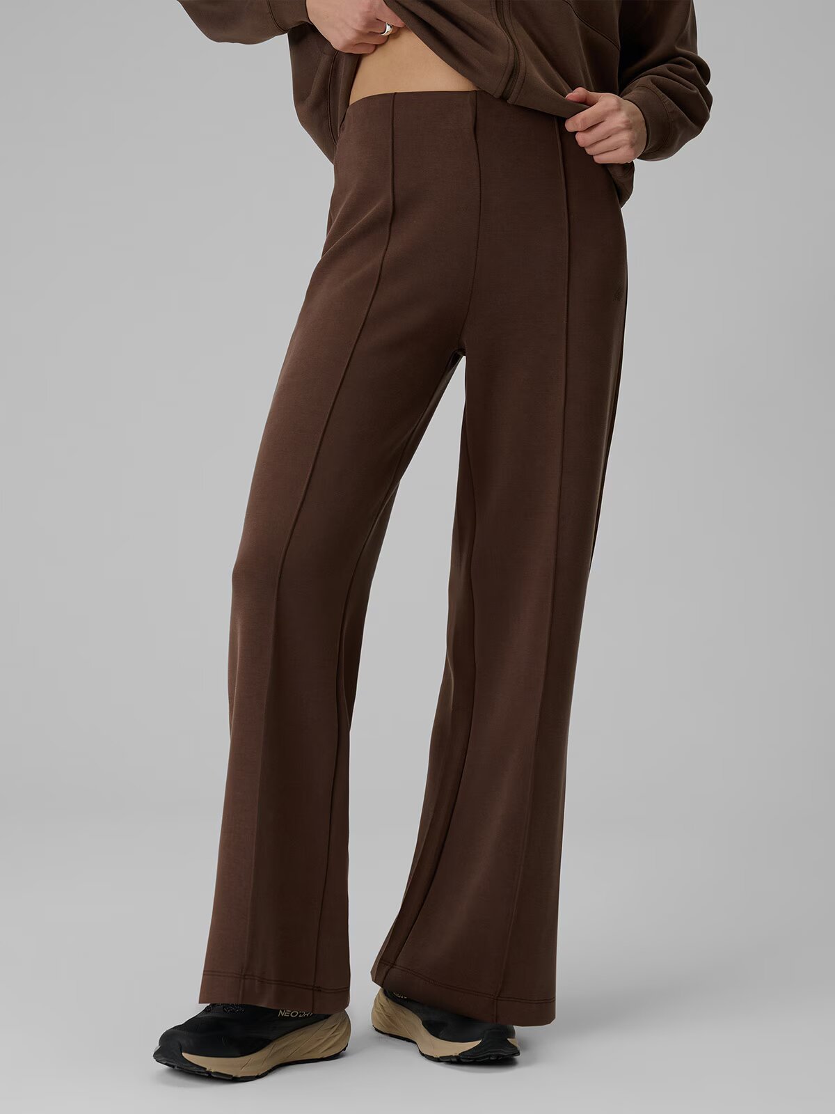 4F Pantaloni de trening cu crac larg pentru femei - maro S