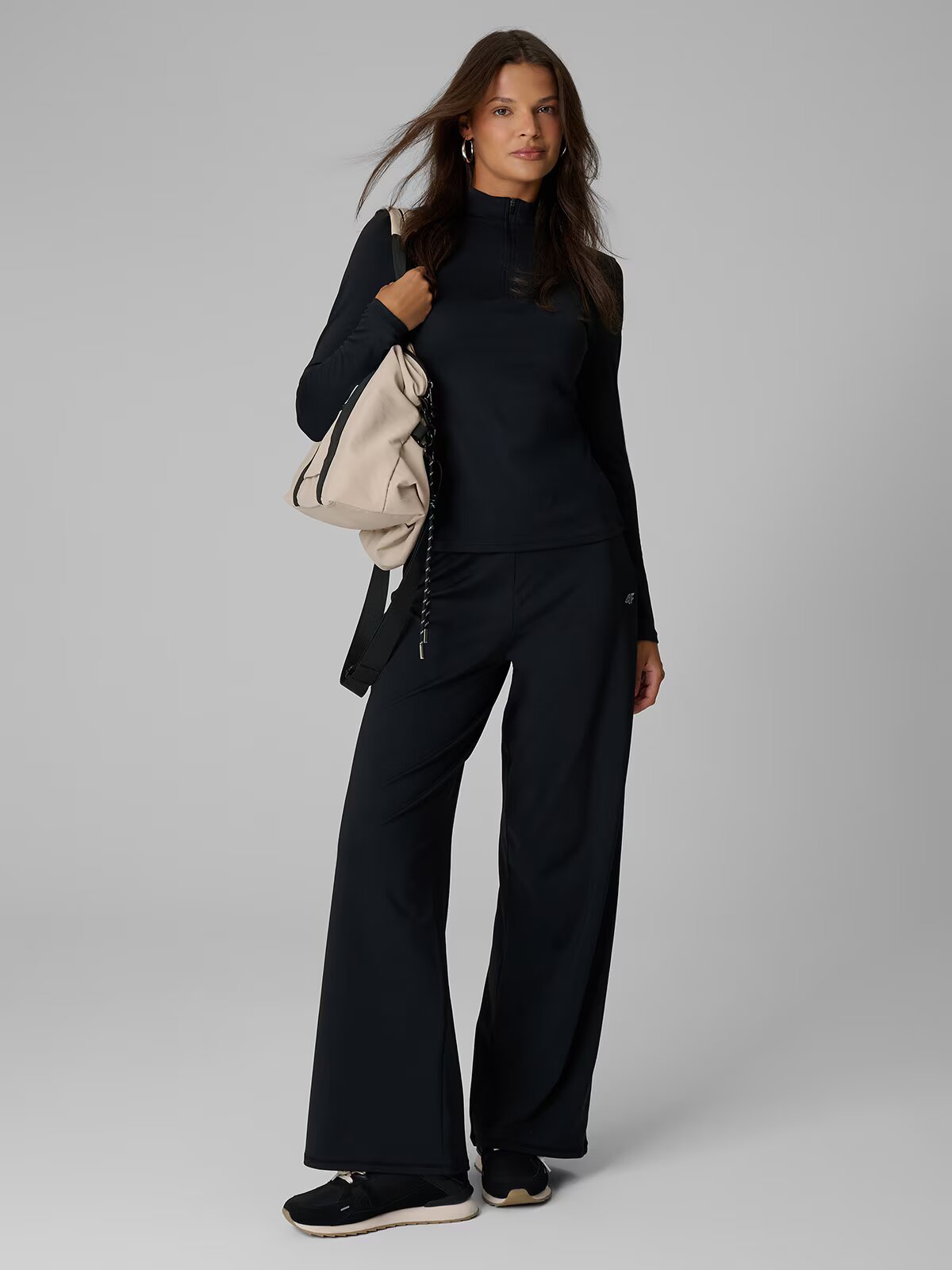4F Pantaloni de trening cu crac larg pentru femei - negri M
