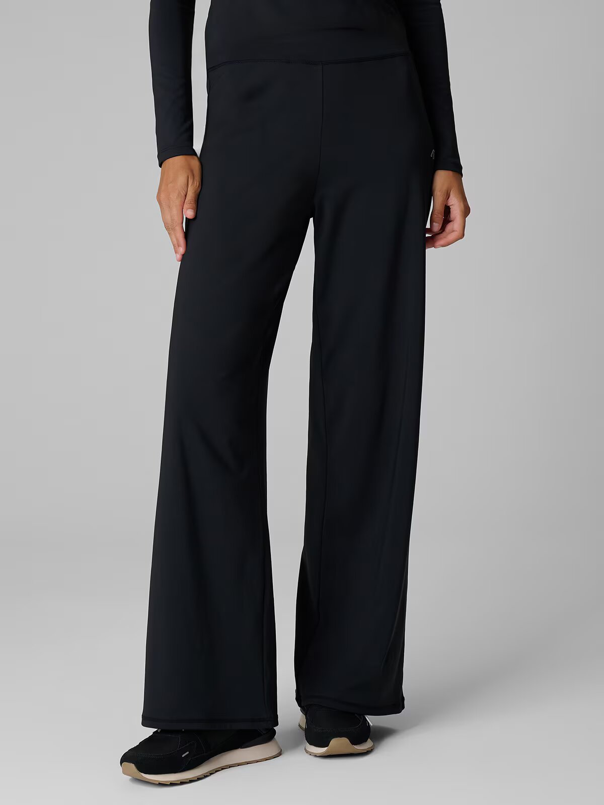 4F Pantaloni de trening cu crac larg pentru femei - negri M