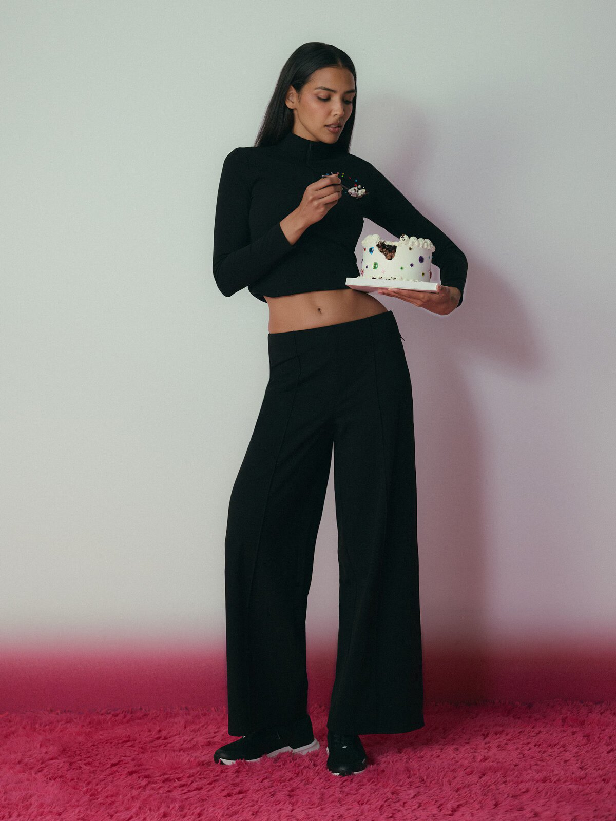 4F Pantaloni de trening cu crac larg pentru femei - negri XL