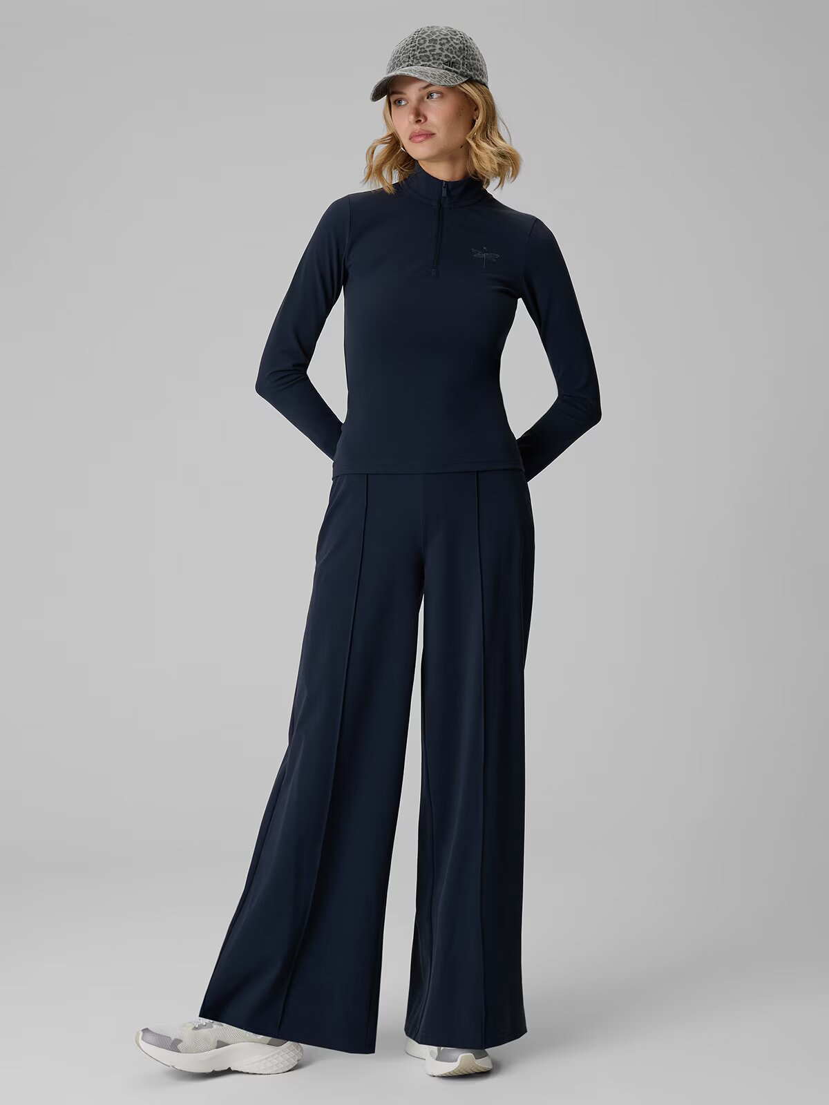 4F Pantaloni de trening cu crac larg pentru femei - M