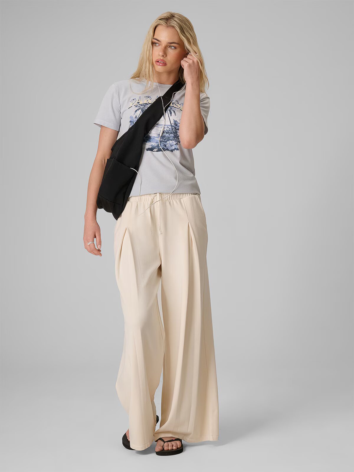 4F Pantaloni de trening cu crac larg pentru femei - M