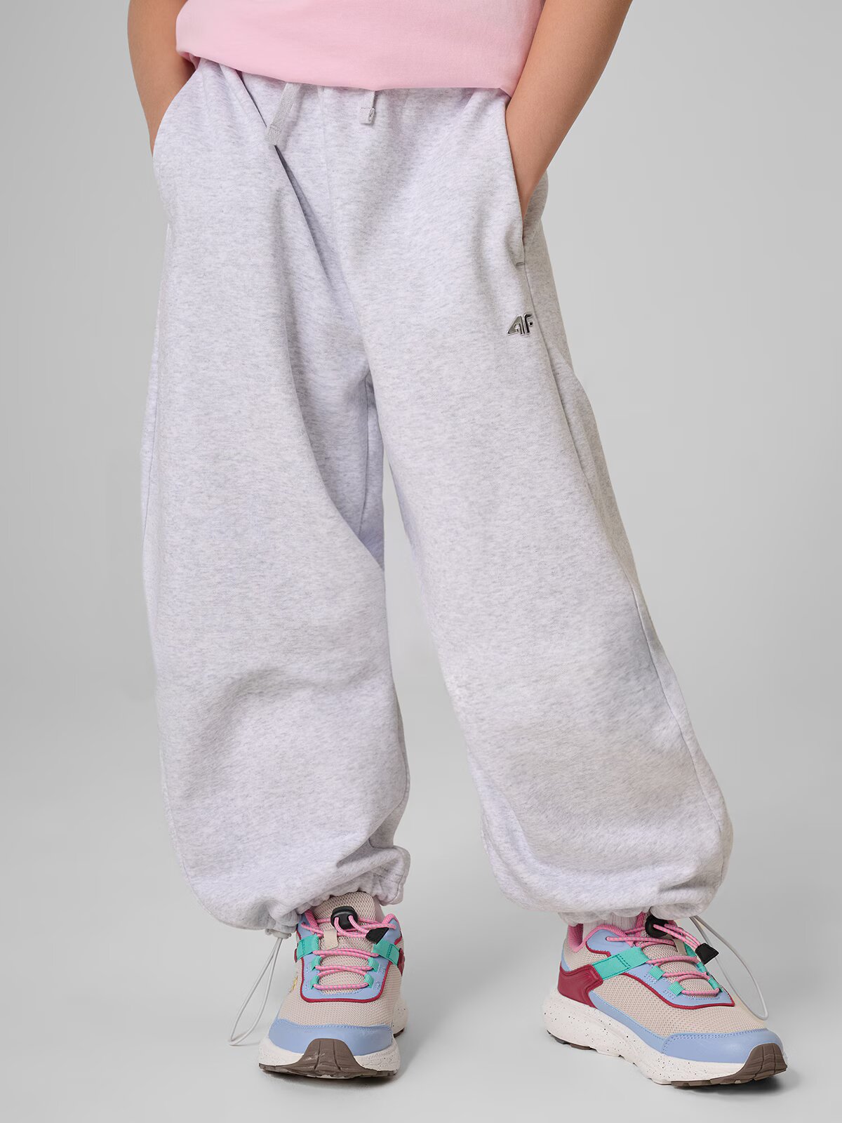 4F Pantaloni de trening cu crac larg pentru fete - 122/128 (6-8 ani)