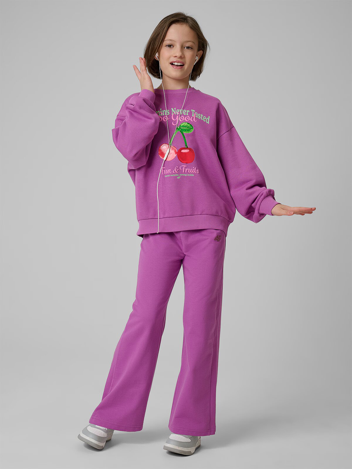 4F Pantaloni de trening cu crac larg pentru fete - 152