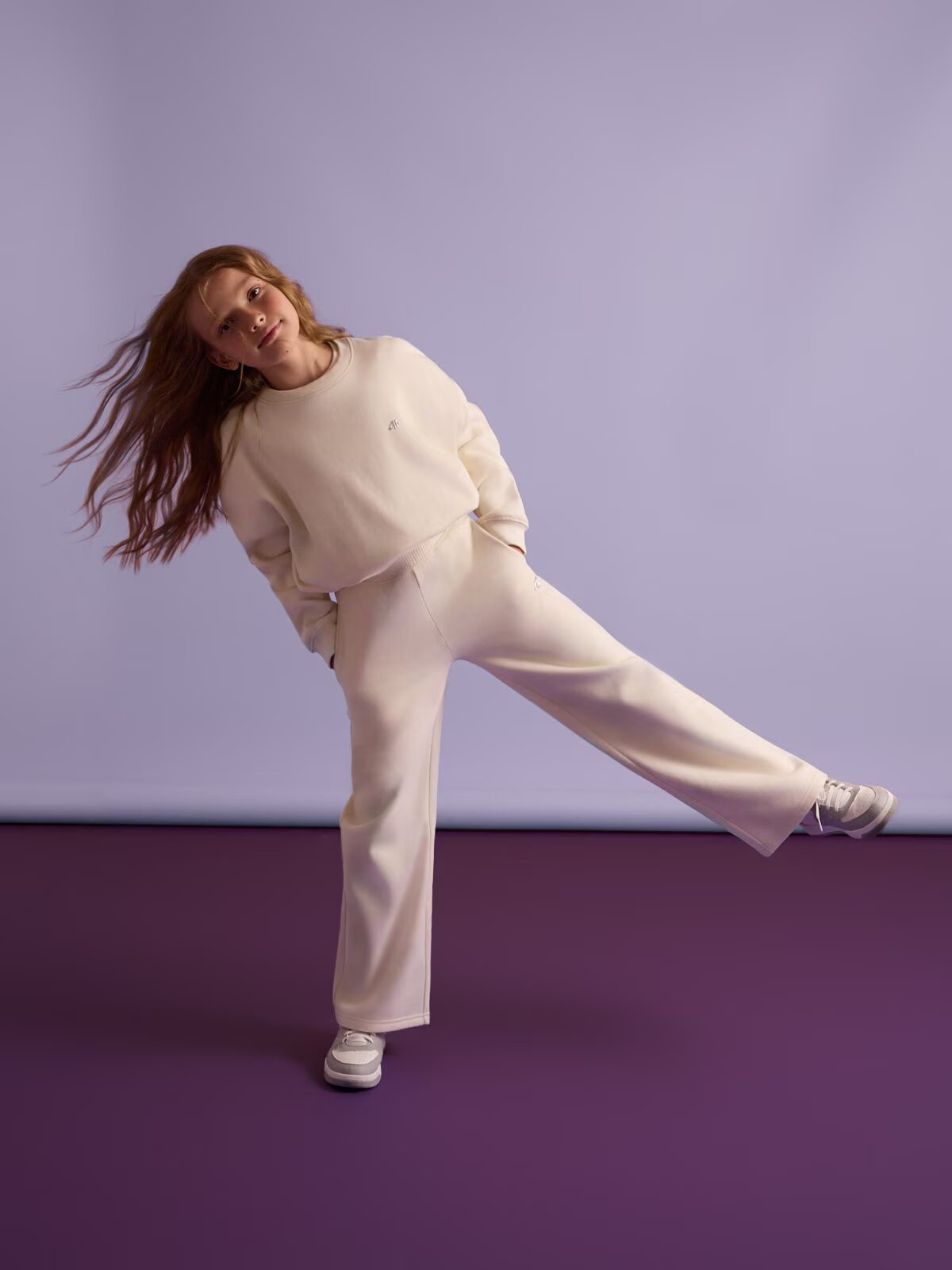 4F Pantaloni de trening cu crac larg pentru fete - crem 134/140 (8-10 ani)