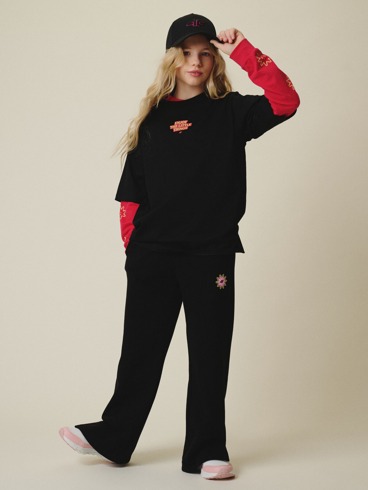 4F Pantaloni de trening cu crac larg pentru fete - negri 128