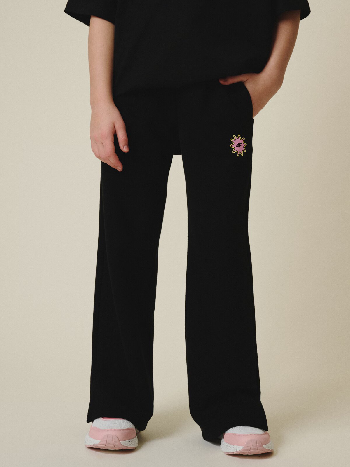 4F Pantaloni de trening cu crac larg pentru fete - negri 128