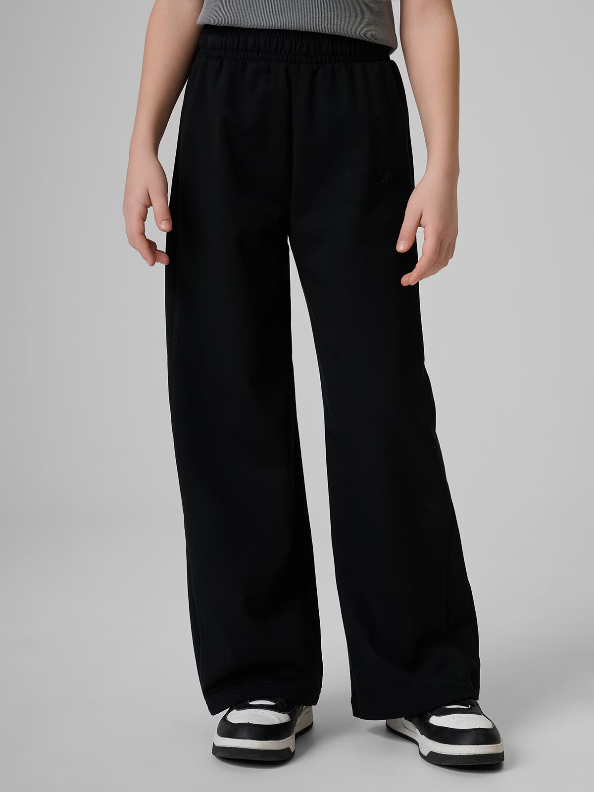 4F Pantaloni de trening cu crac larg pentru fete - negri 122