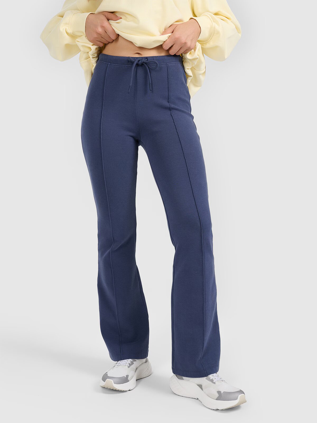 4F Pantaloni de trening cu craci evazați pentru femei - XS