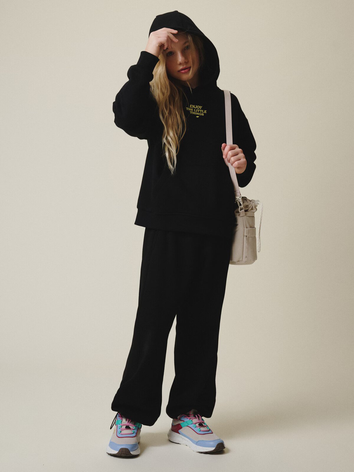 4F Pantaloni de trening cu craci largi pentru fete - negri 134/140 (8-10 ani)