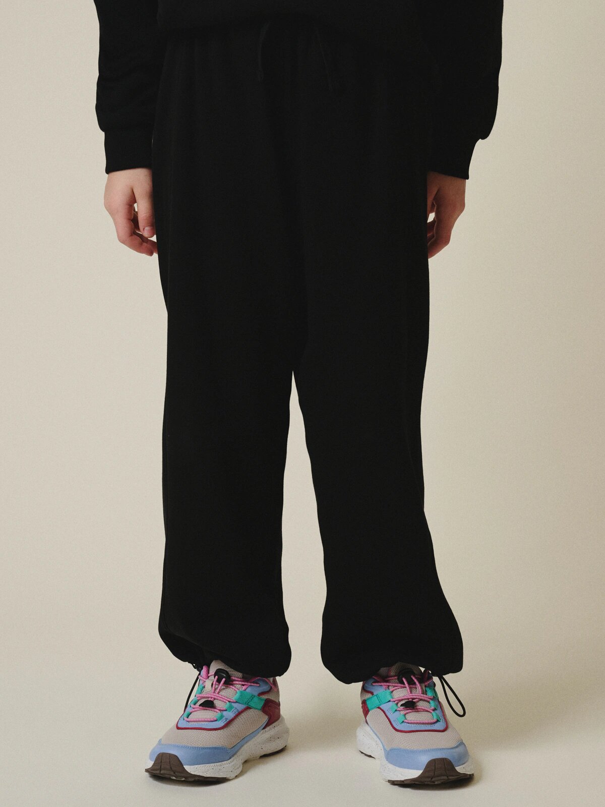 4F Pantaloni de trening cu craci largi pentru fete - negri 134/140 (8-10 ani)