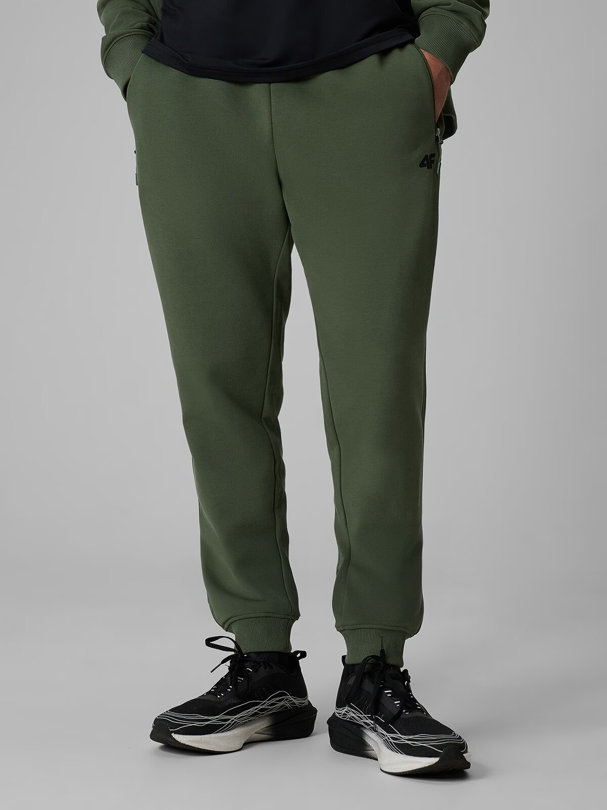 4F Pantaloni de trening jogger bărbați - olive XL