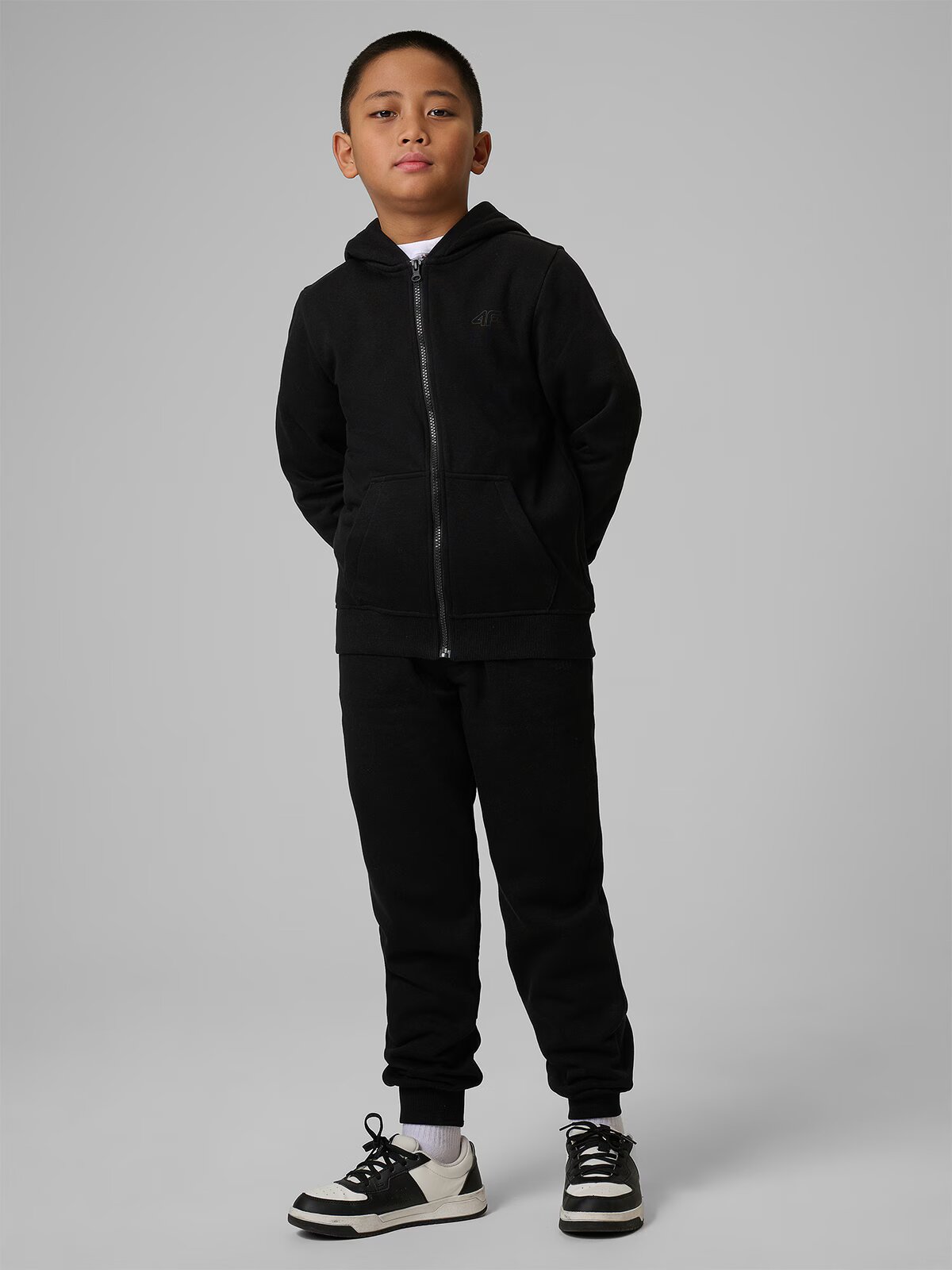 4F Pantaloni de trening jogger pentru băieți - negri 140