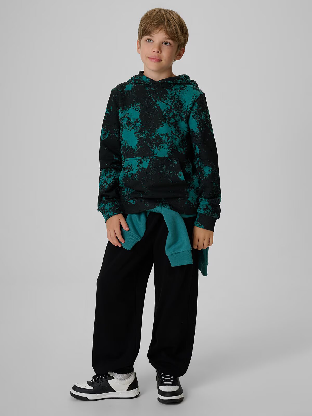 4F Pantaloni de trening jogger pentru băieți - negri 122/128 (6-8 ani)