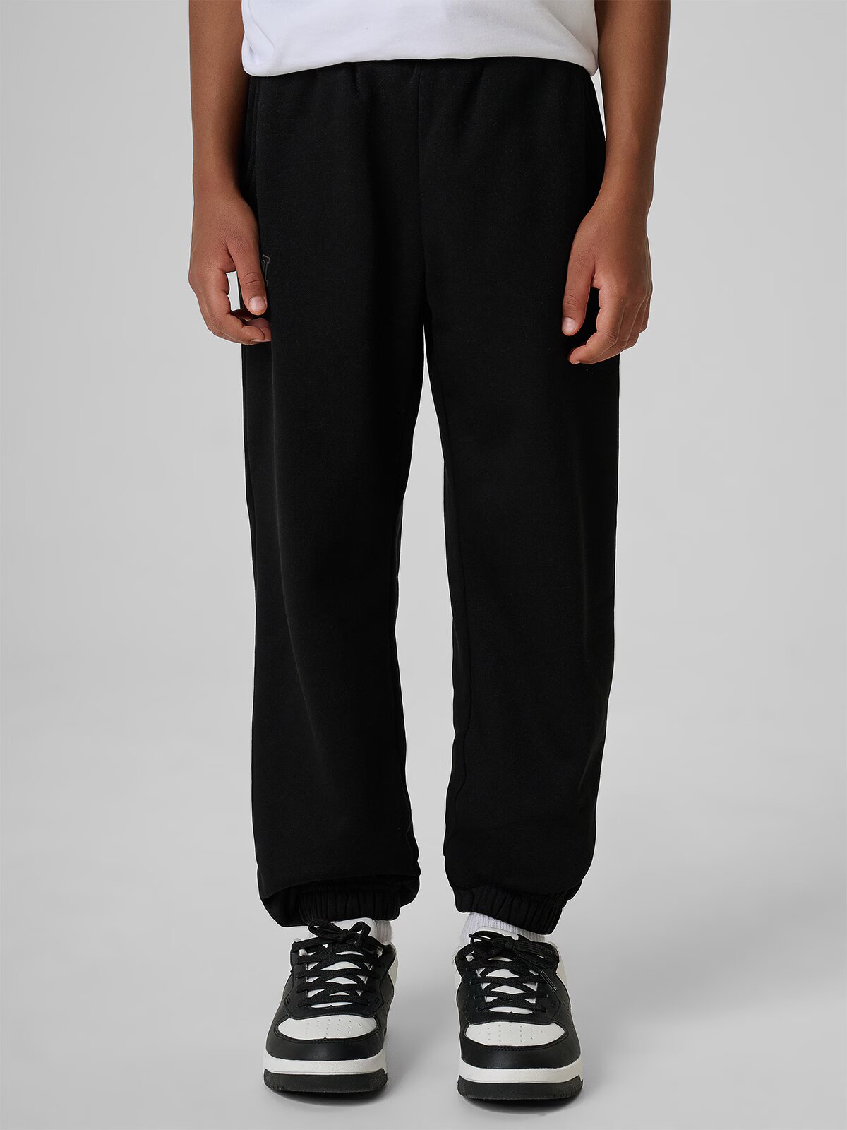 4F Pantaloni de trening jogger pentru băieți - negri 122