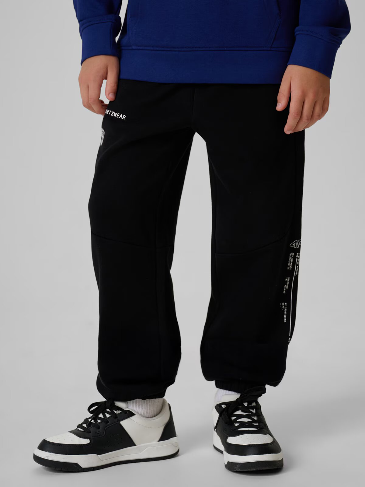 4F Pantaloni de trening jogger pentru băieți - negri 146