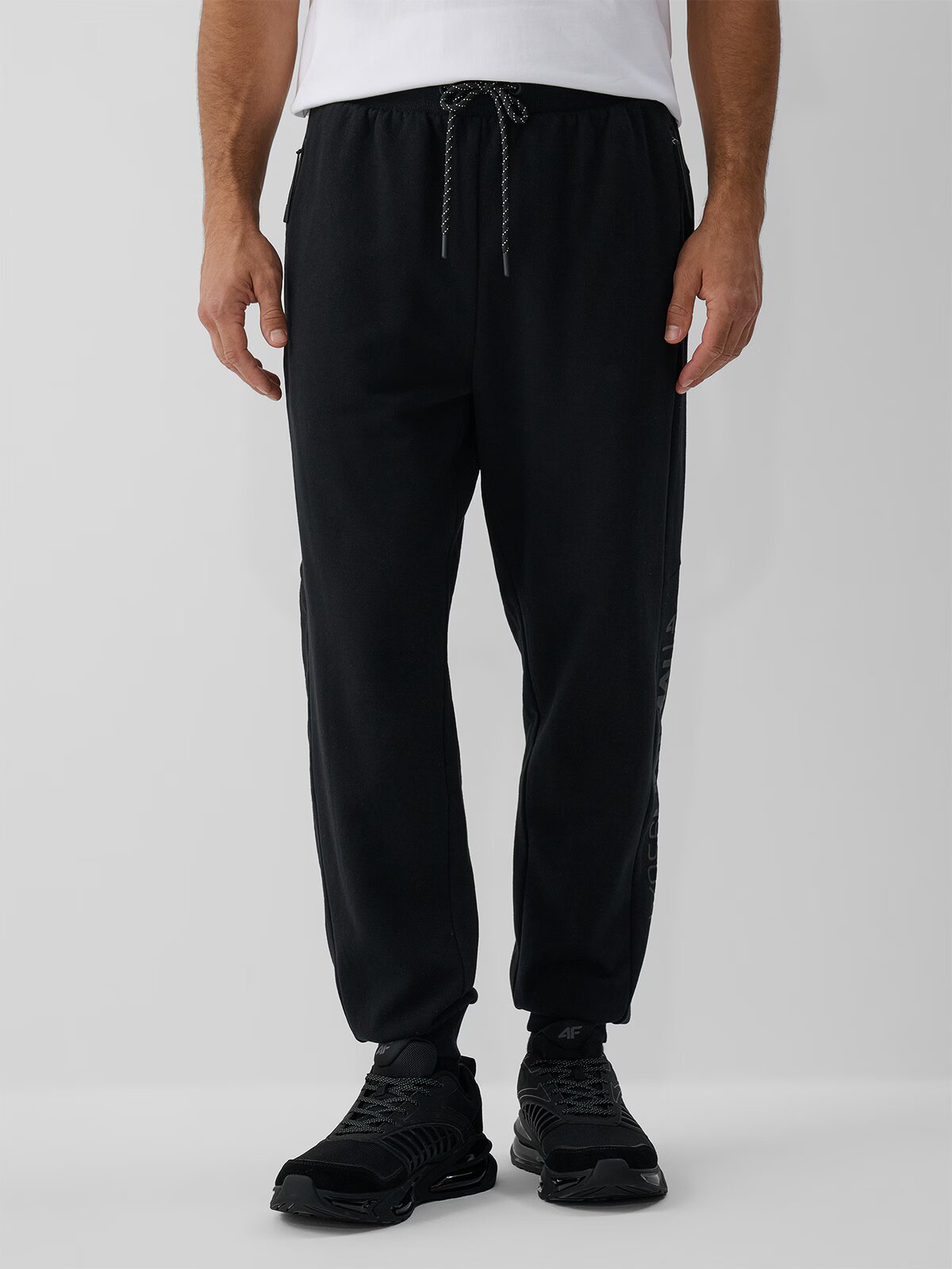 4F Pantaloni de trening jogger pentru bărbați - negri XL