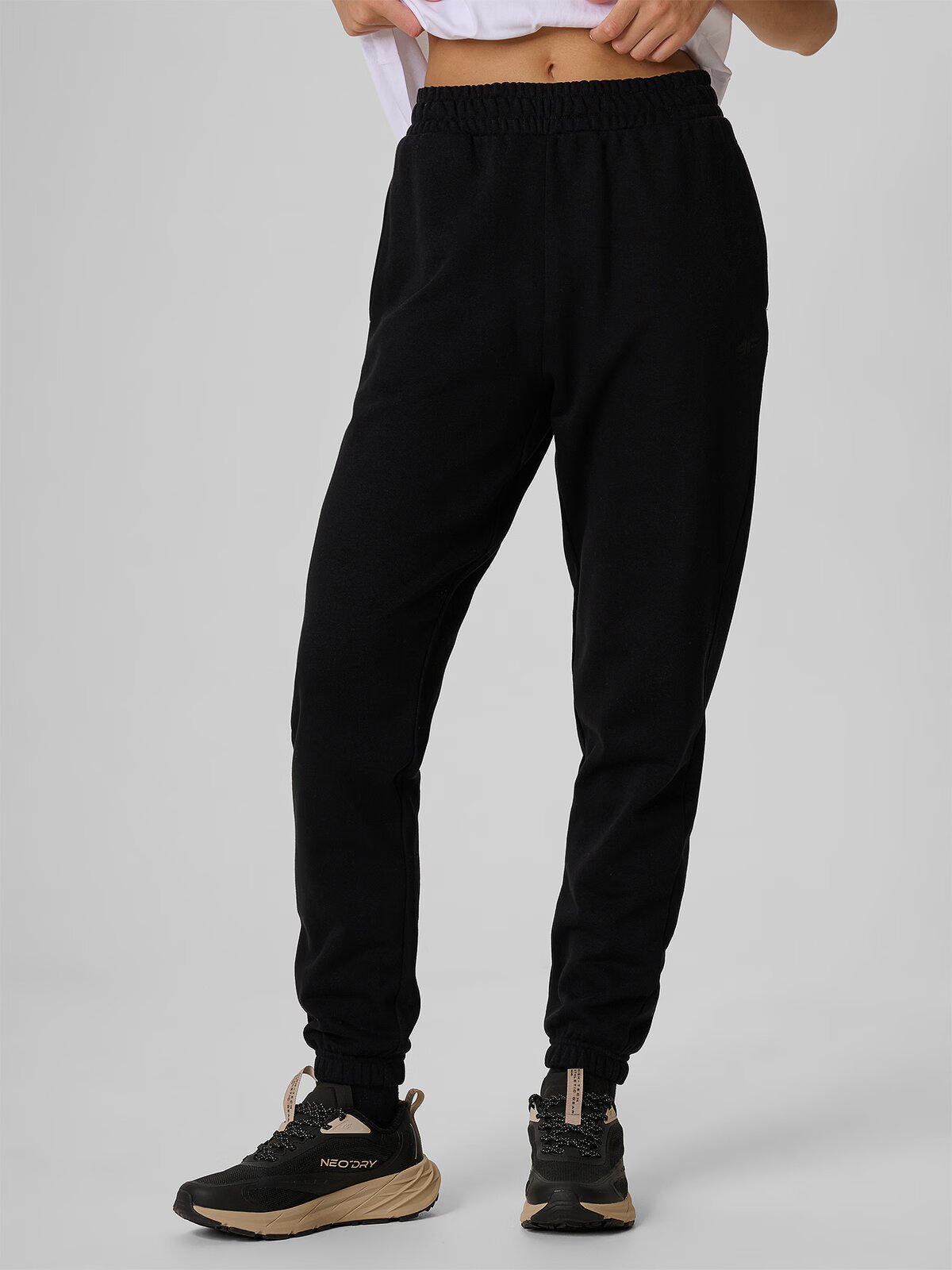 4F Pantaloni de trening jogger pentru femei - negri S
