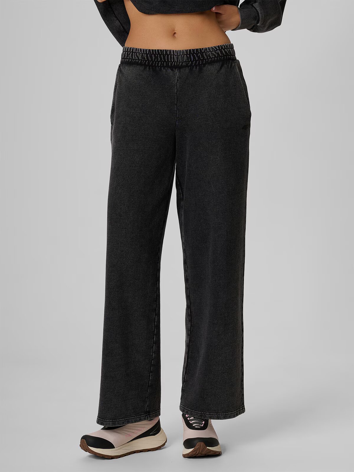 4F Pantaloni de trening largi pentru femei - negri S