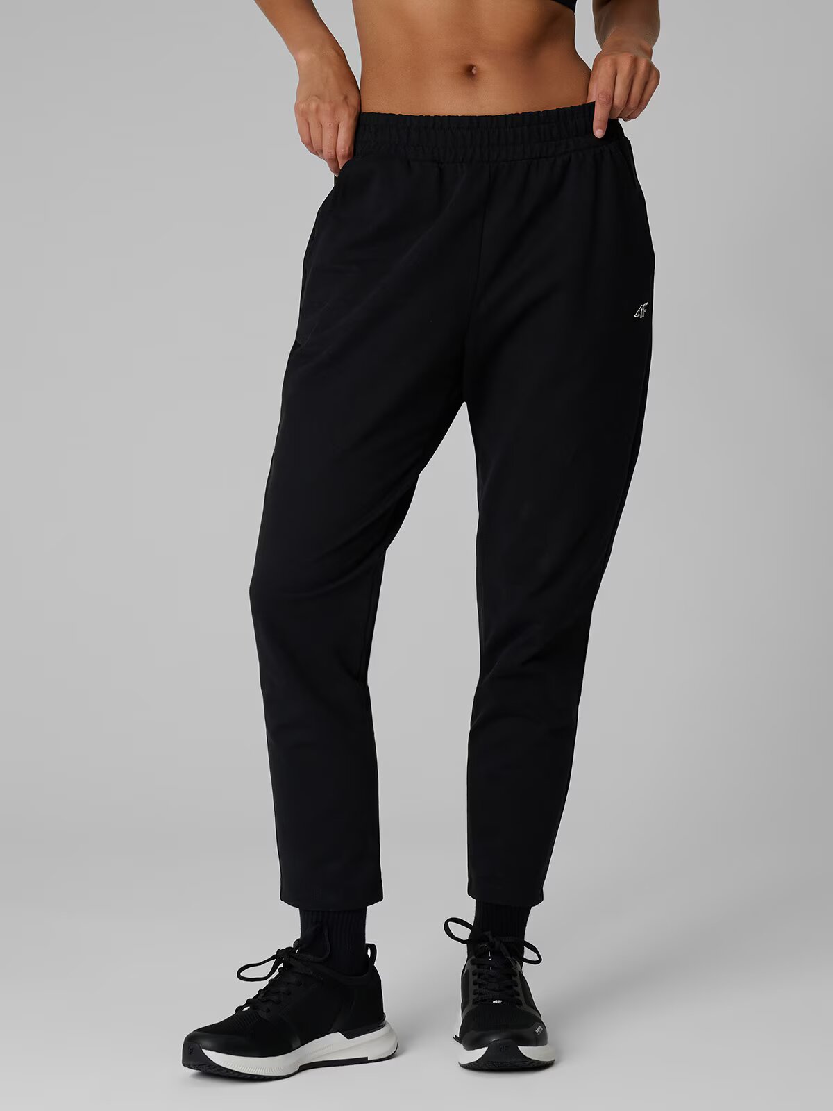 4F Pantaloni de trening pentru femei - negri M