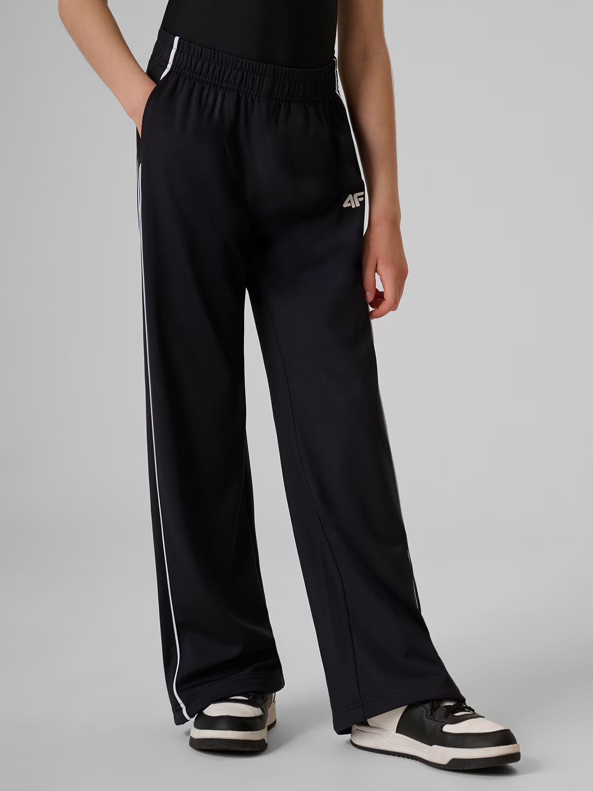 4F Pantaloni de trening sport pentru fete - negri 122/128 (6-8 ani)