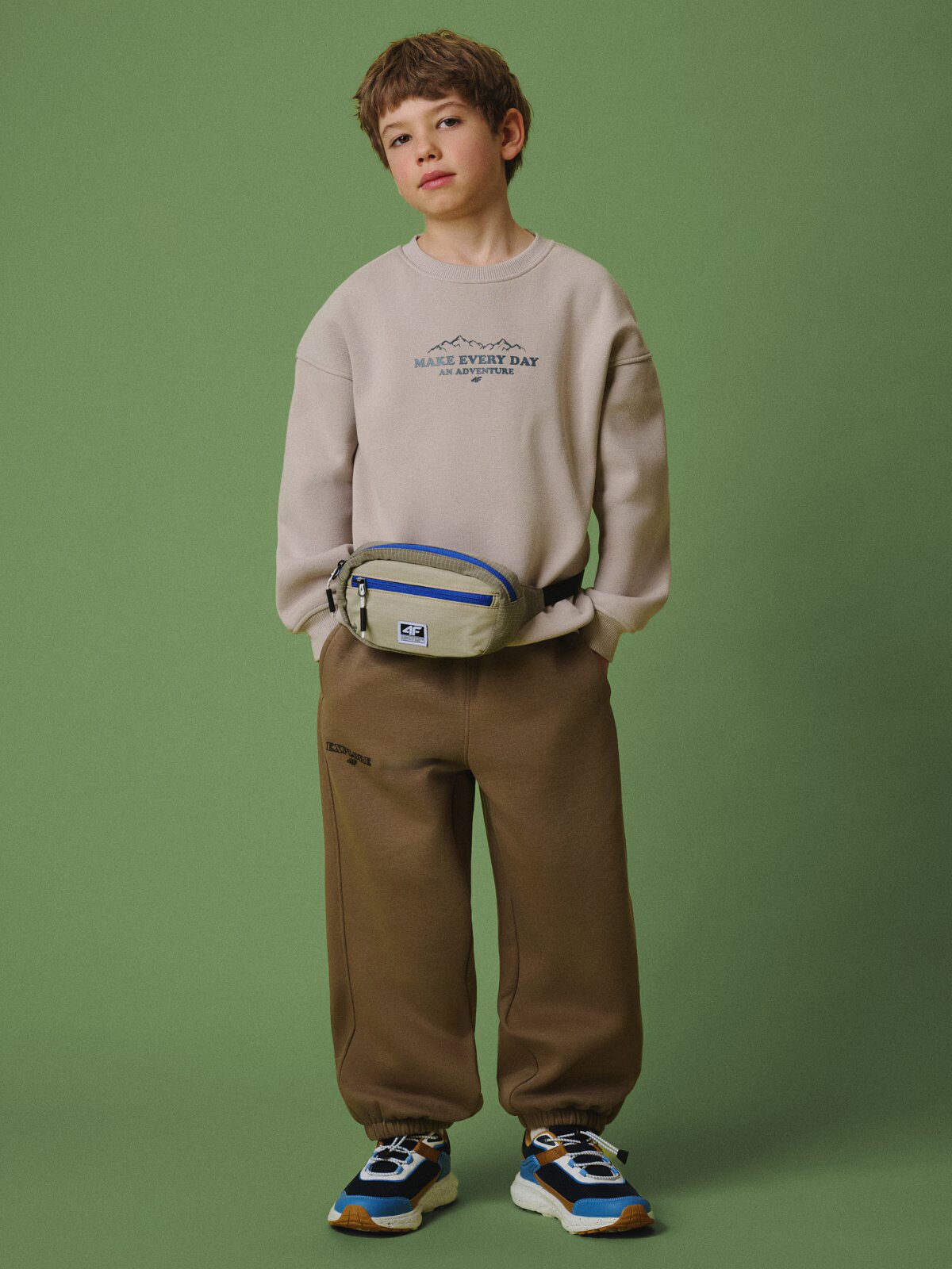 4F Pantaloni jogger de trening pentru băieți - maro 122/128 (6-8 ani)