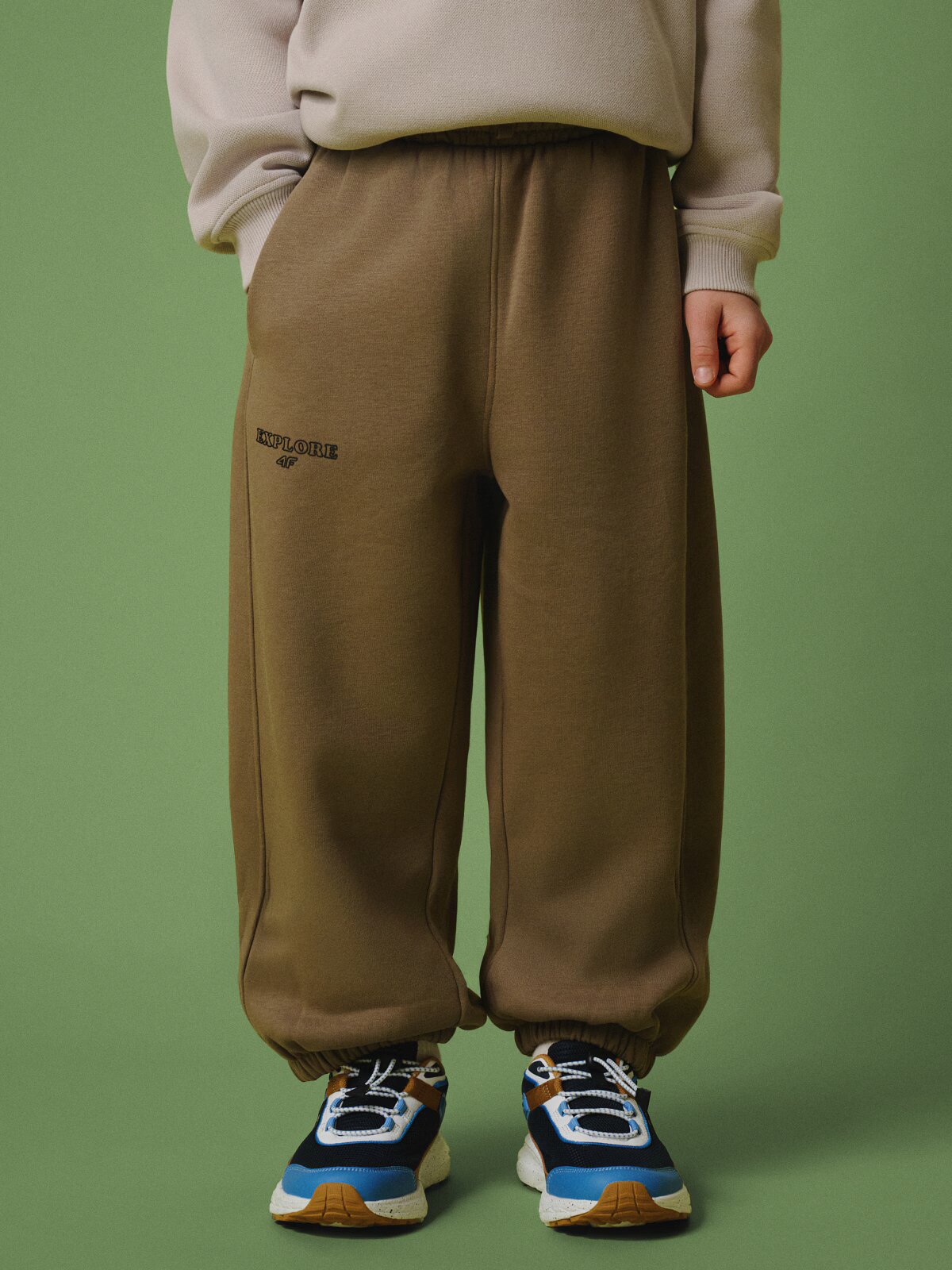 4F Pantaloni jogger de trening pentru băieți - maro 122/128 (6-8 ani)