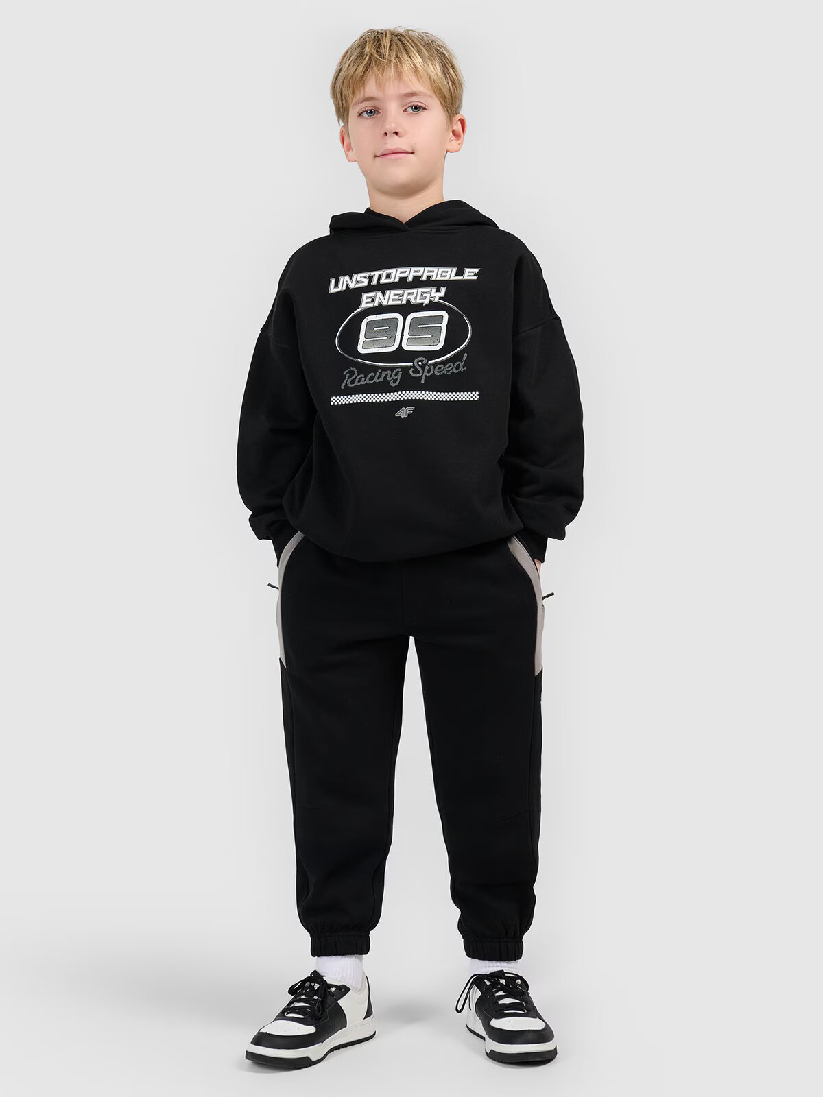 4F Pantaloni jogger de trening pentru băieți - negri 122