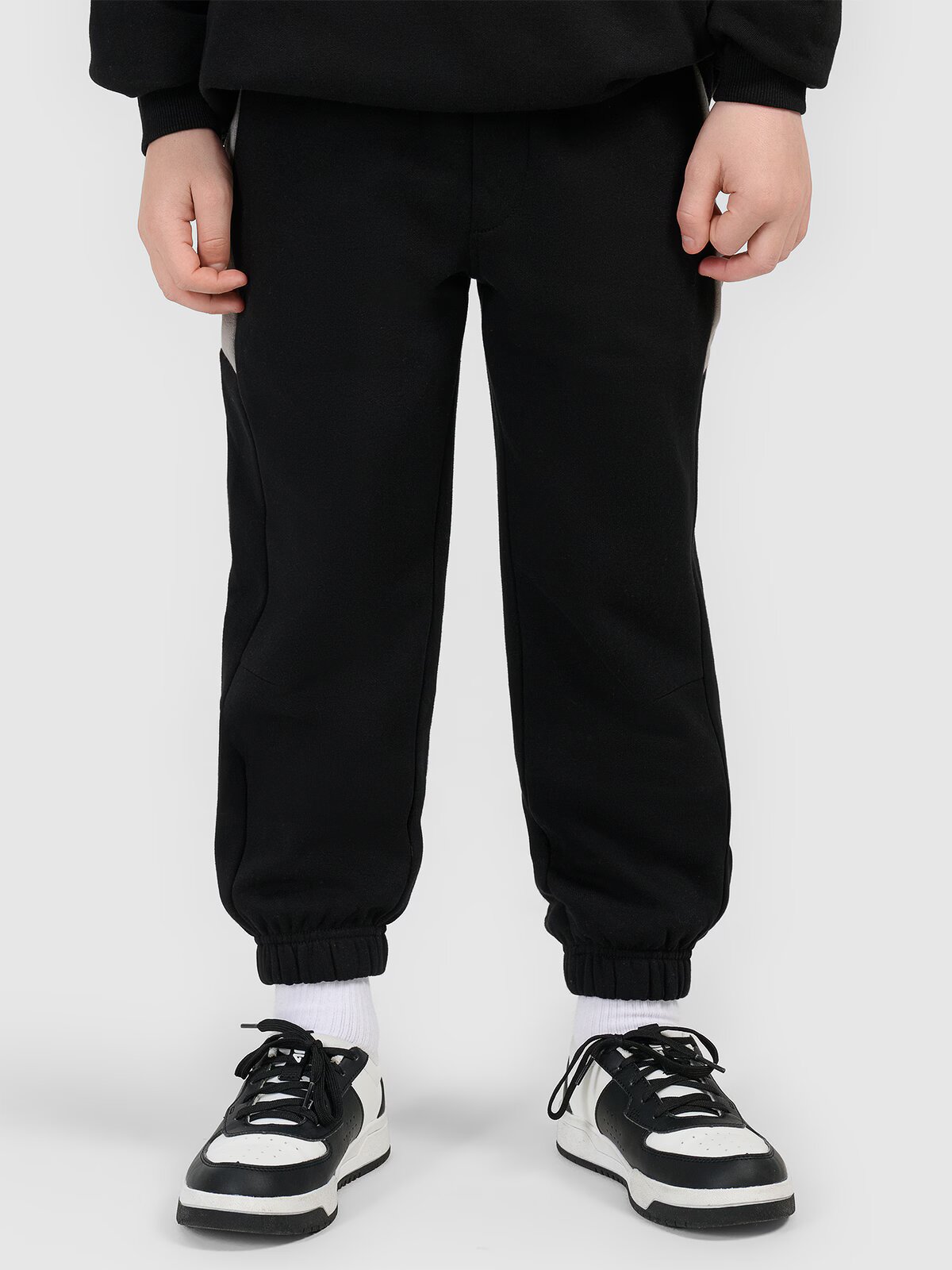 4F Pantaloni jogger de trening pentru băieți - negri 122