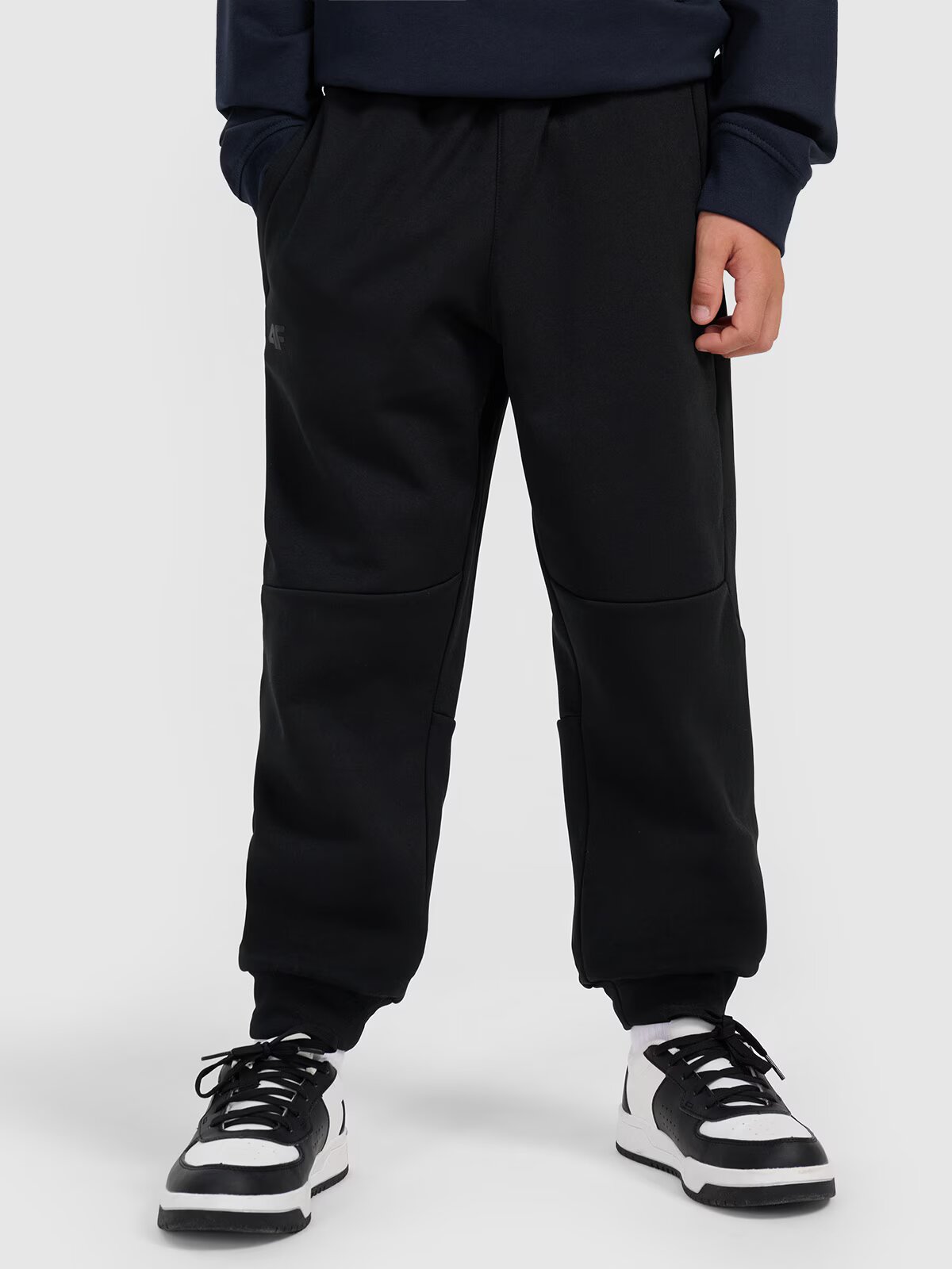 4F Pantaloni jogger de trening pentru băieți - negri 128