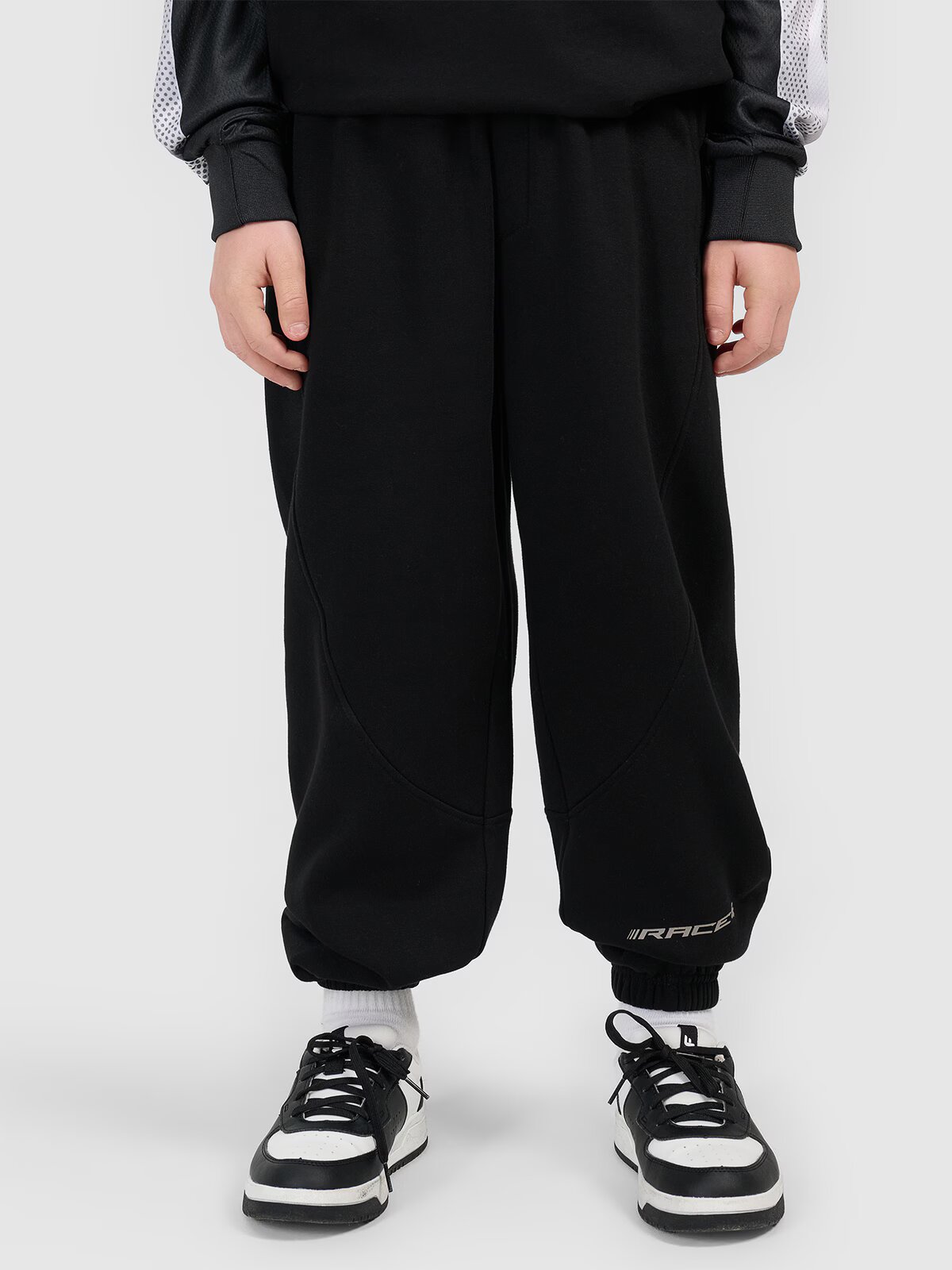 4F Pantaloni jogger de trening pentru băieți - negri 122/128 (6-8 ani)
