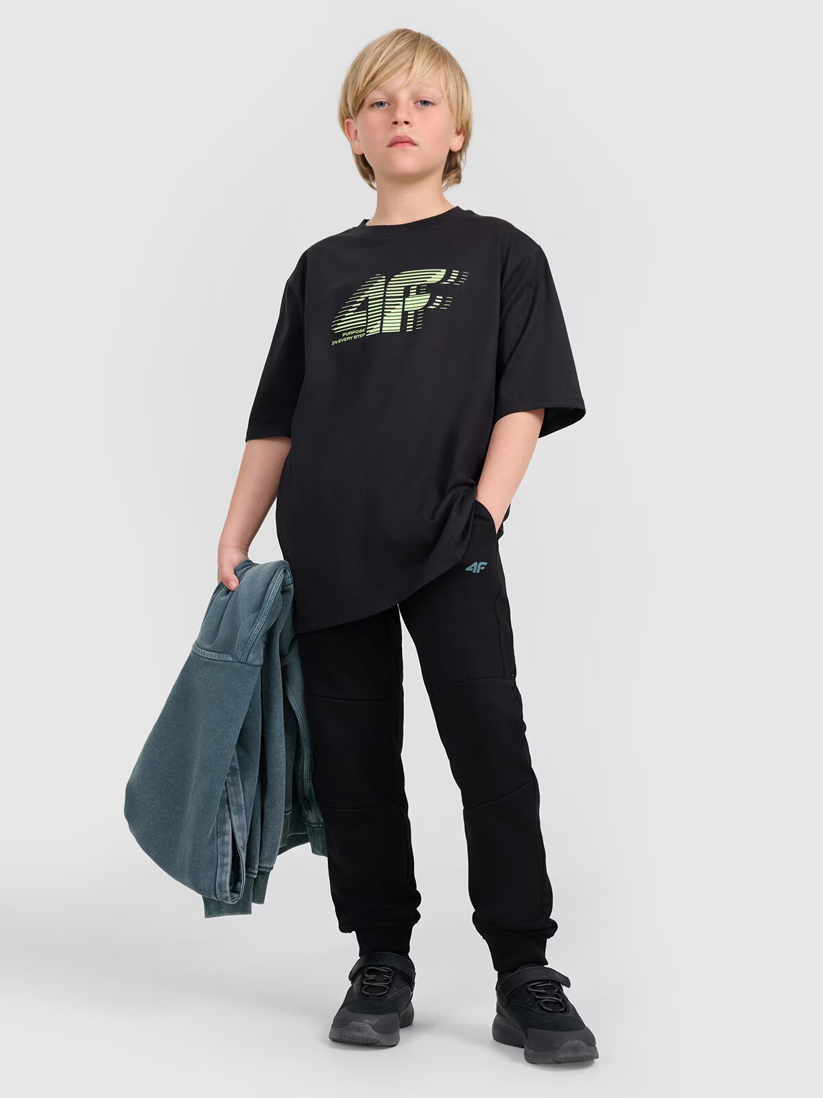 4F Pantaloni jogger de trening pentru băieți - negri 122