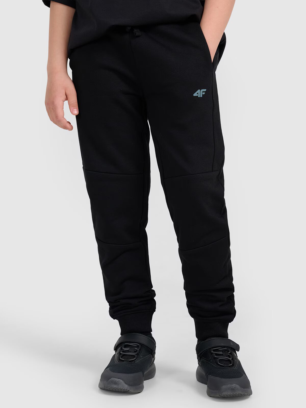 4F Pantaloni jogger de trening pentru băieți - negri 122