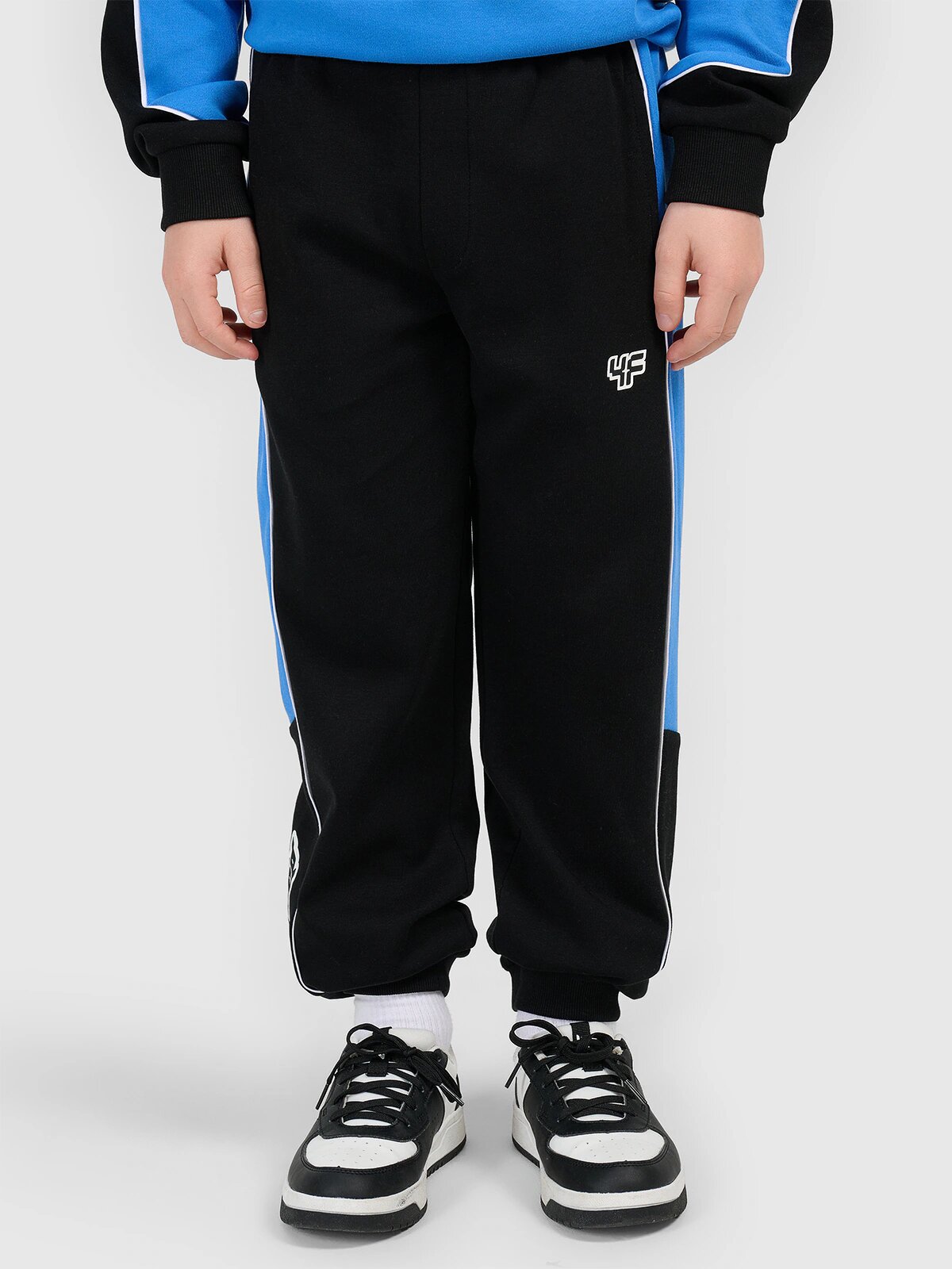 4F Pantaloni jogger de trening pentru băieți - negri 122