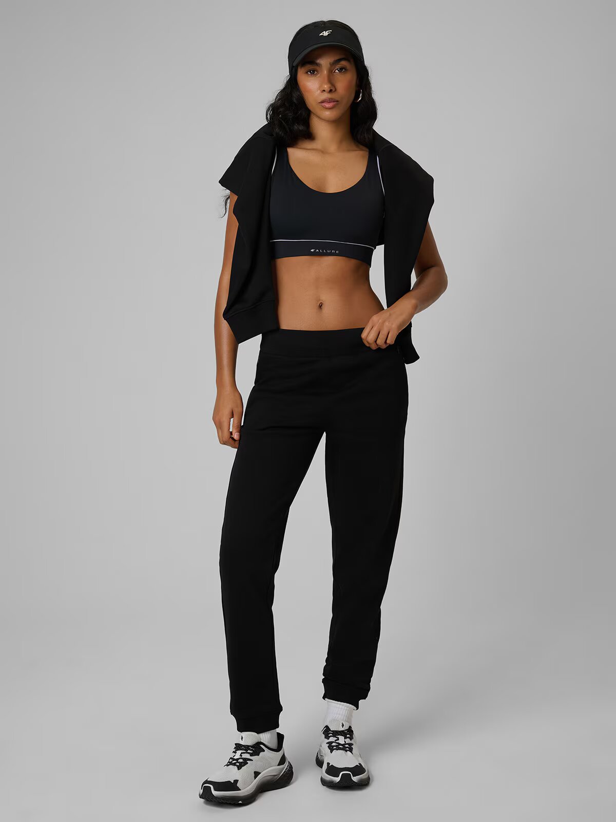 4F Pantaloni jogger de trening pentru femei - negri M