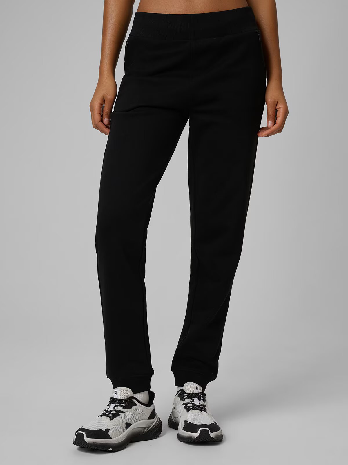 4F Pantaloni jogger de trening pentru femei - negri M