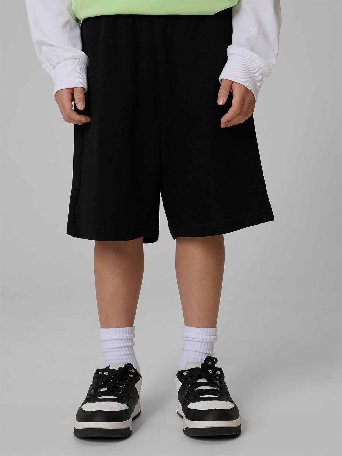 4F Pantaloni scurți de trening pentru băieți - negri 134/140 (8-10 ani)