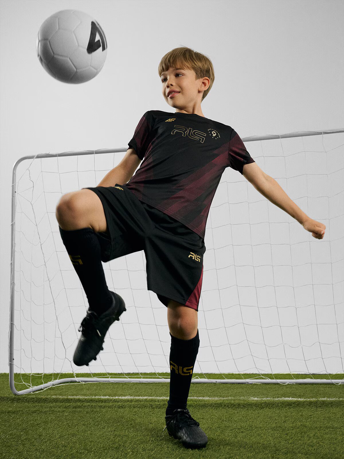 4F Pantaloni scurți fotbal pentru băieți JUNIOR | Robert Lewandowski - negri 134/140 (8-10 ani)