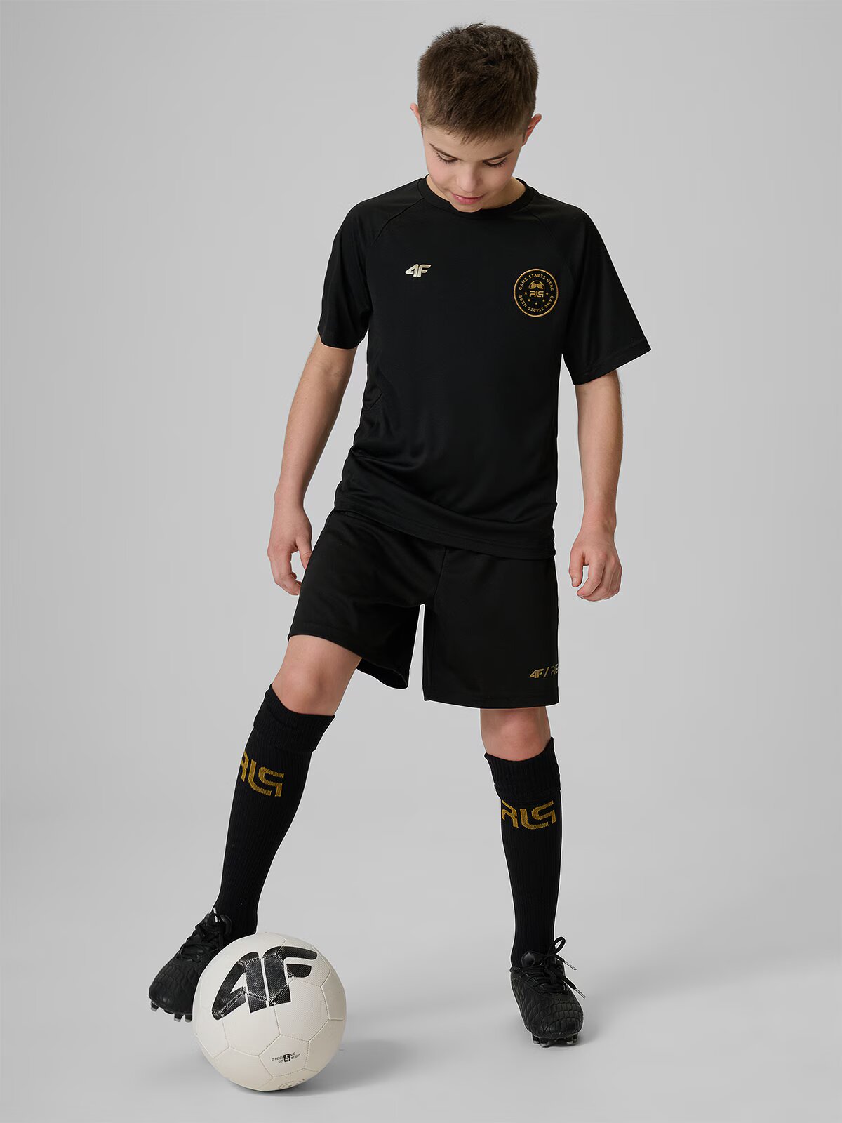4F Pantaloni scurți sport cu uscare rapidă pentru copii JUNIOR x Robert Lewandowski - negri 134/140 (8-10 ani)