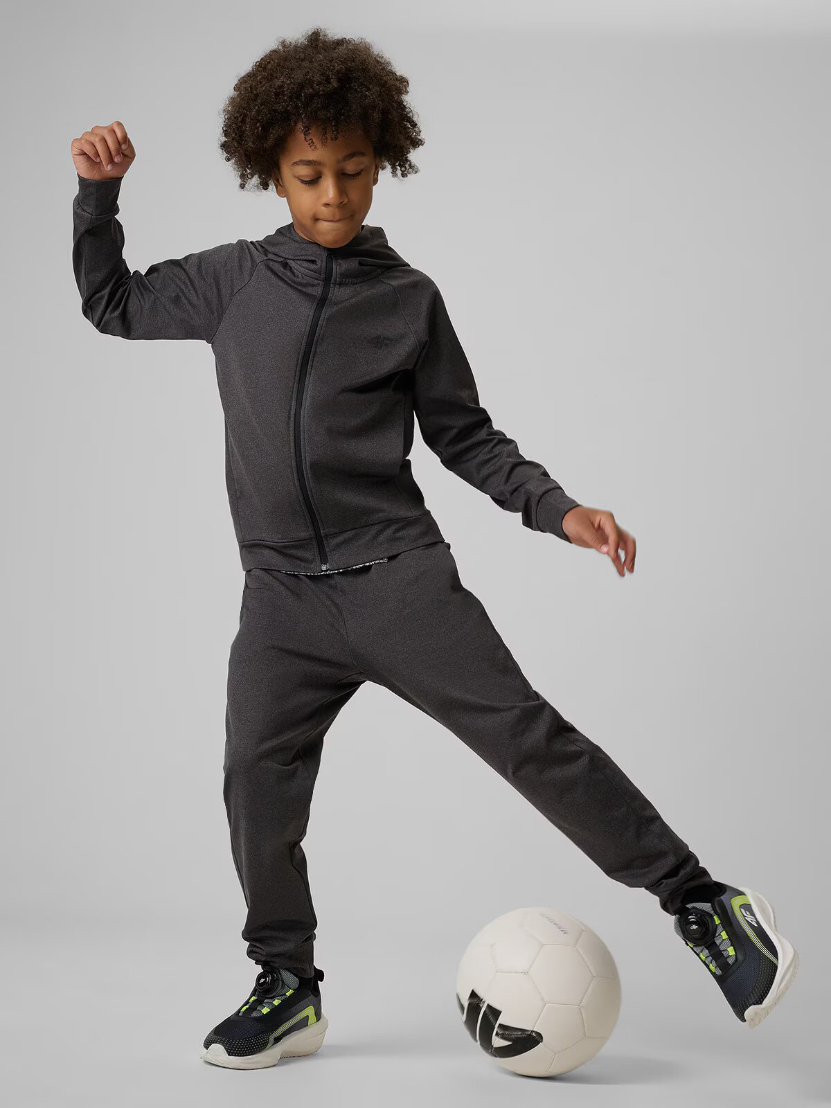 4F Pantaloni sport cu uscare rapidă pentru băieți - 158/164 (12-14 ani)