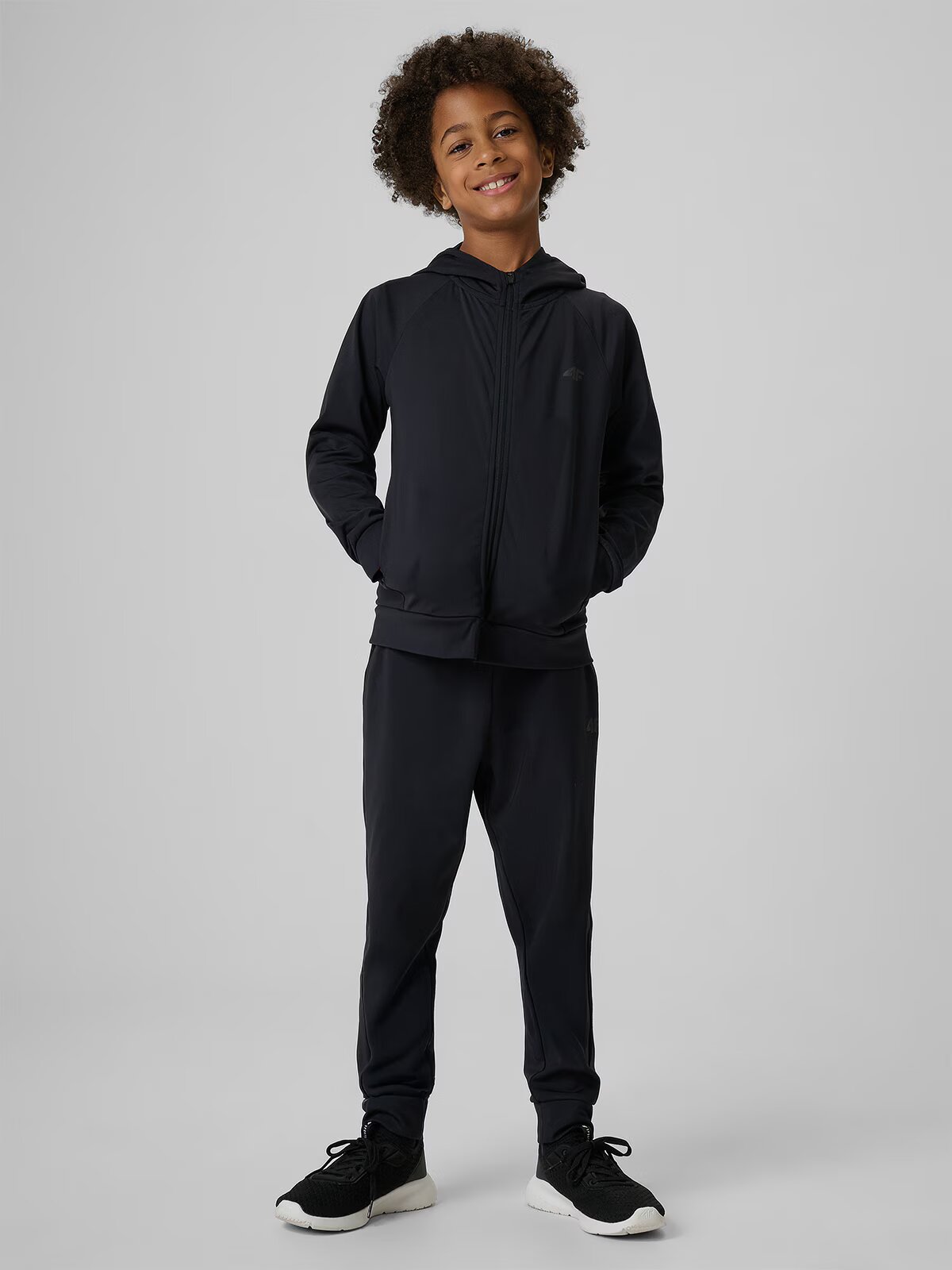4F Pantaloni sport cu uscare rapidă pentru băieți - 122/128 (6-8 ani)