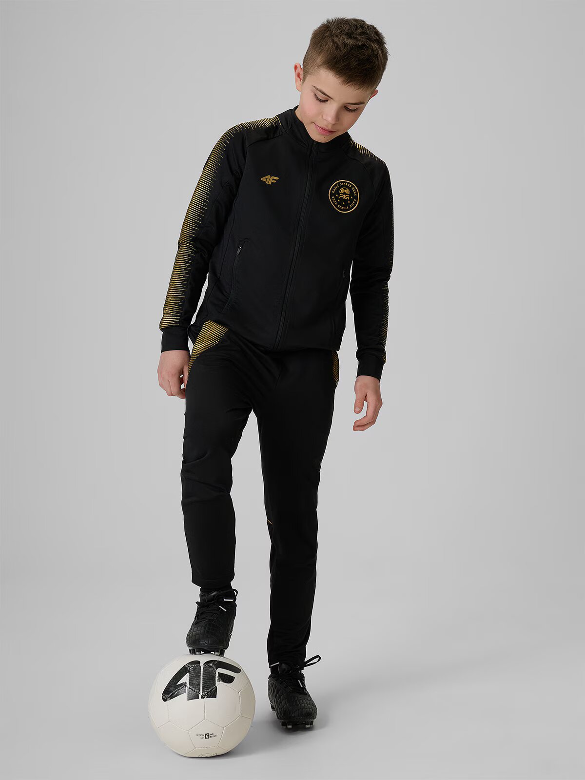 4F Pantaloni sport cu uscare rapidă pentru copii JUNIOR x Robert Lewandowski - negri 134/140 (8-10 ani)