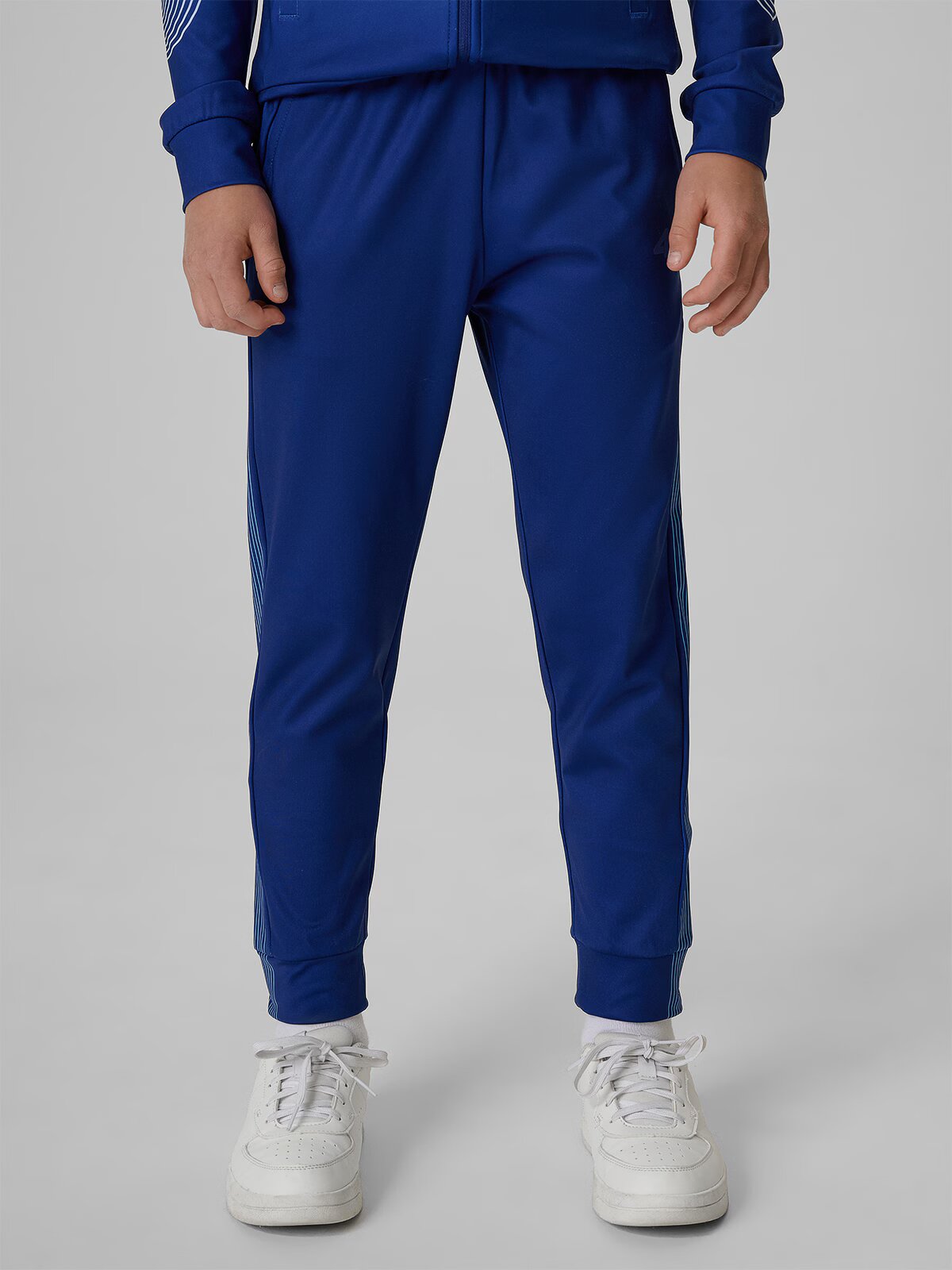 4F Pantaloni sport pentru băieți - bleumarin 122/128 (6-8 ani)