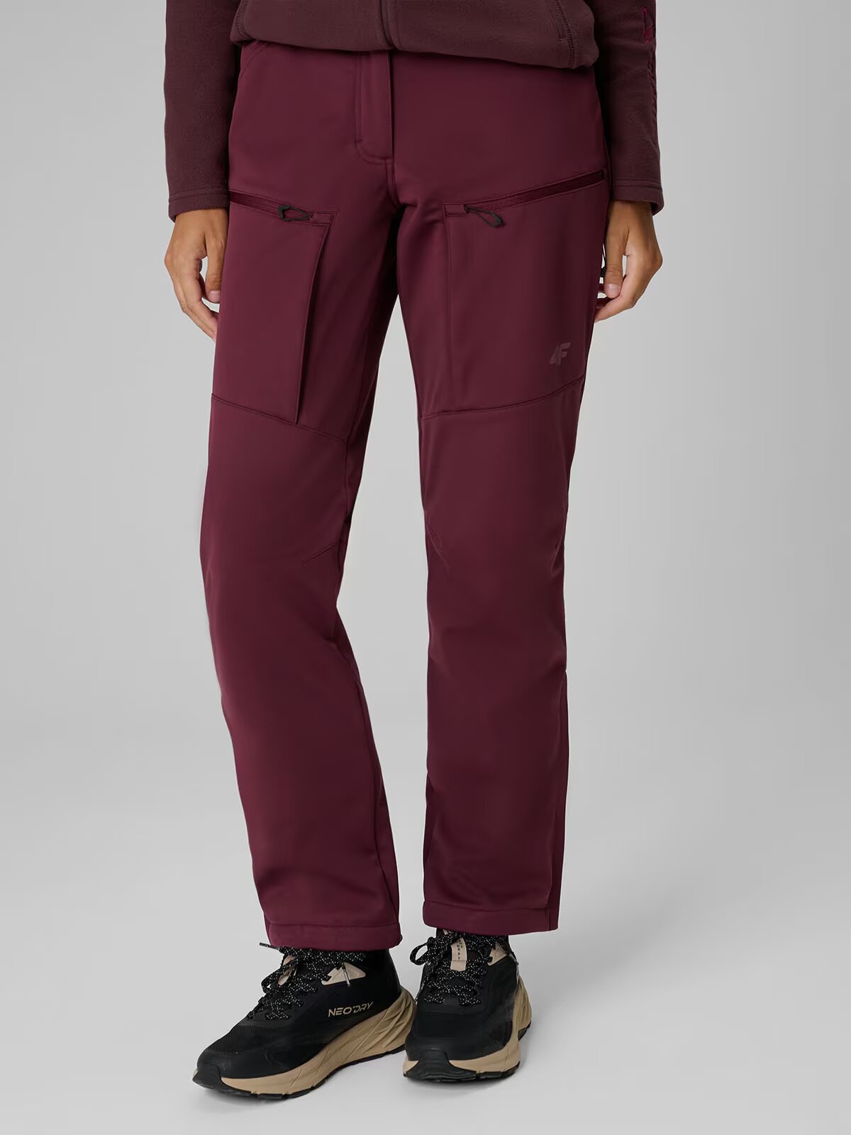 4F Pantaloni trekking softshell rezistenți la vânt cu membrană 8000 pentru femei - burgundy M