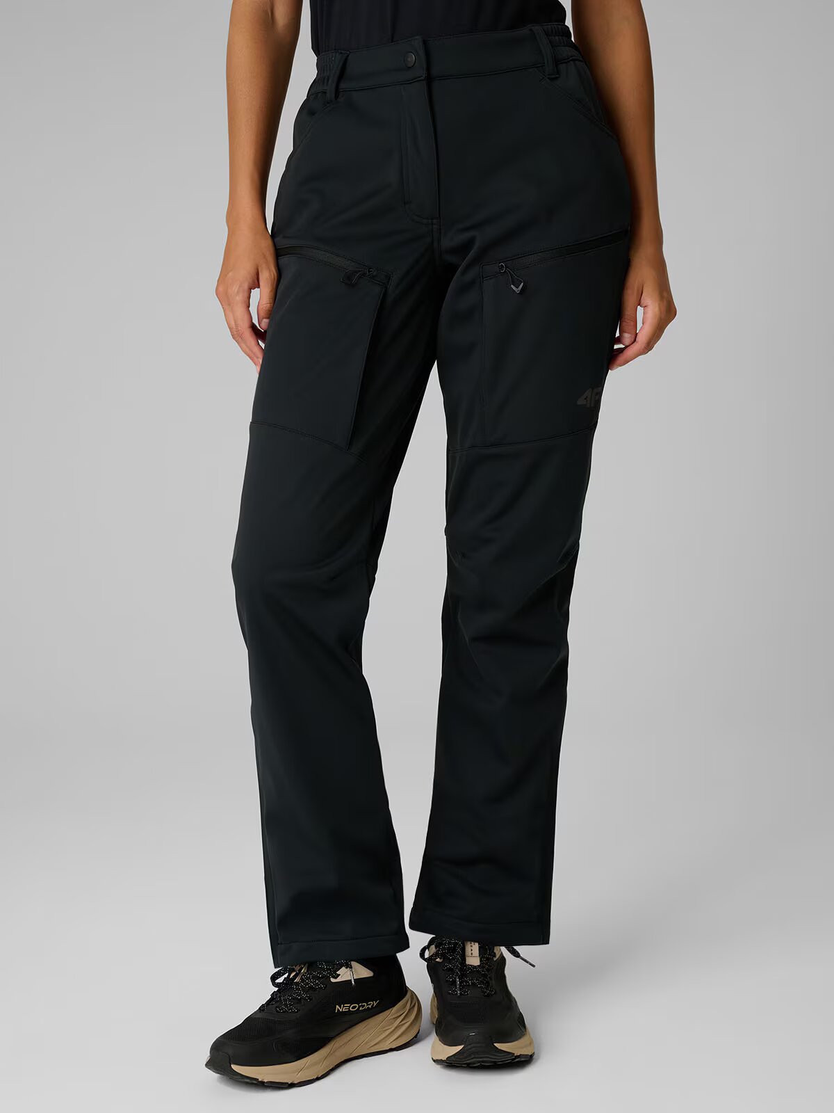 4F Pantaloni trekking softshell rezistenți la vânt cu membrană 8000 pentru femei - negri L