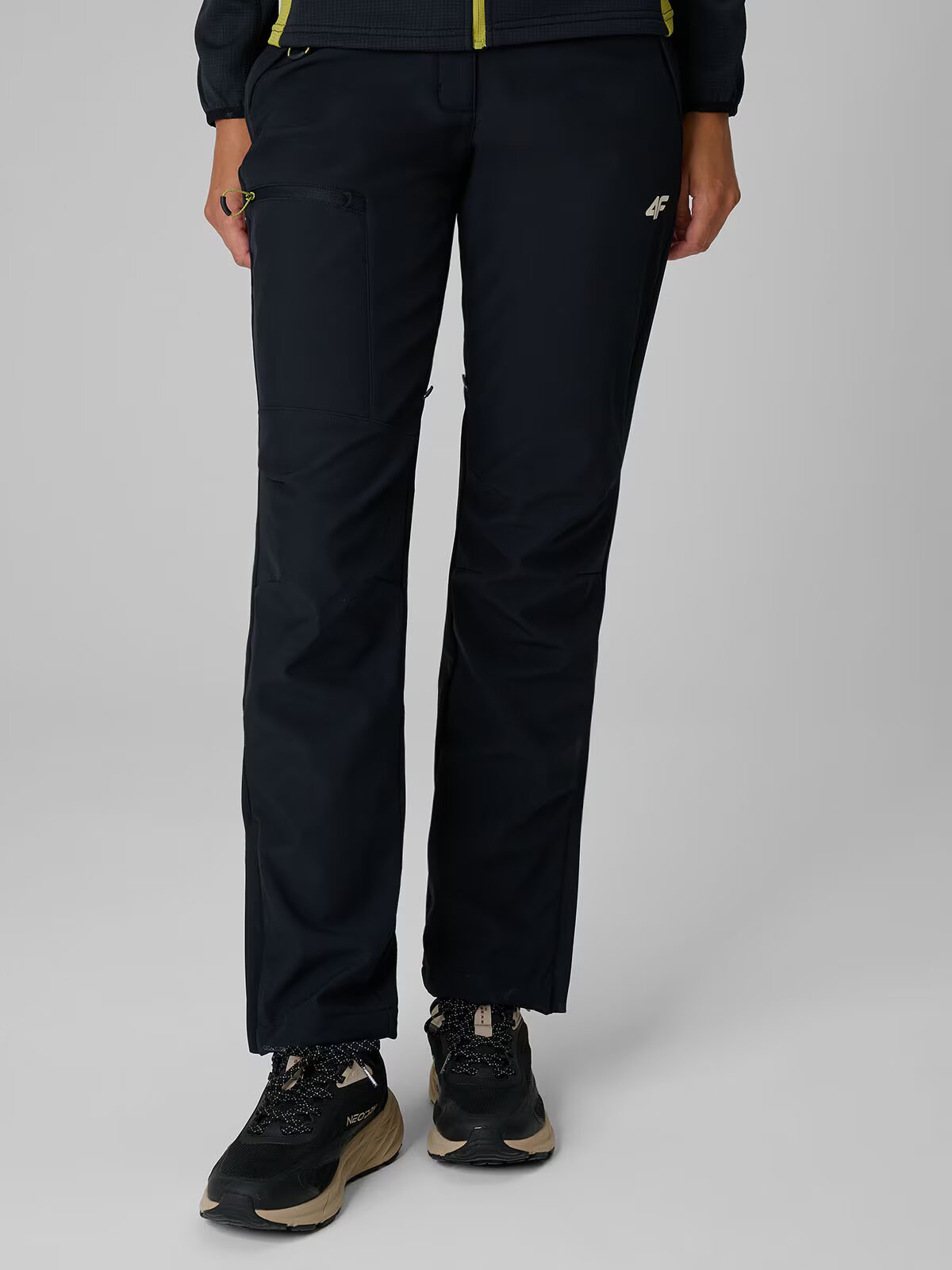 4F Pantaloni trekking softshell rezistenți la vânt membrană 10000 pentru femei - negri S